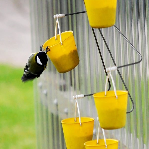 Nourrisseur à Oiseaux en Métal Jaune - Design Unique et Résistant aux Intempéries