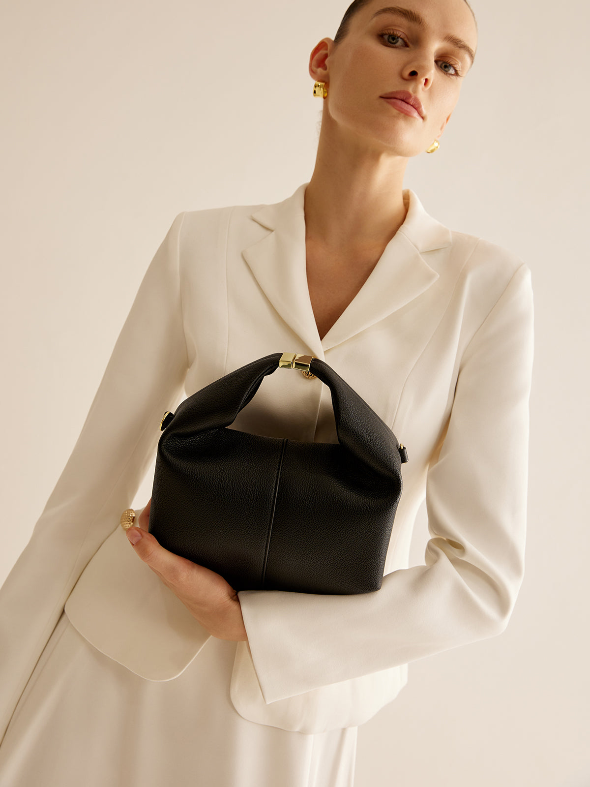 Sac à Main Noir pour Femme - Détail en Métal Élégant et Pratique