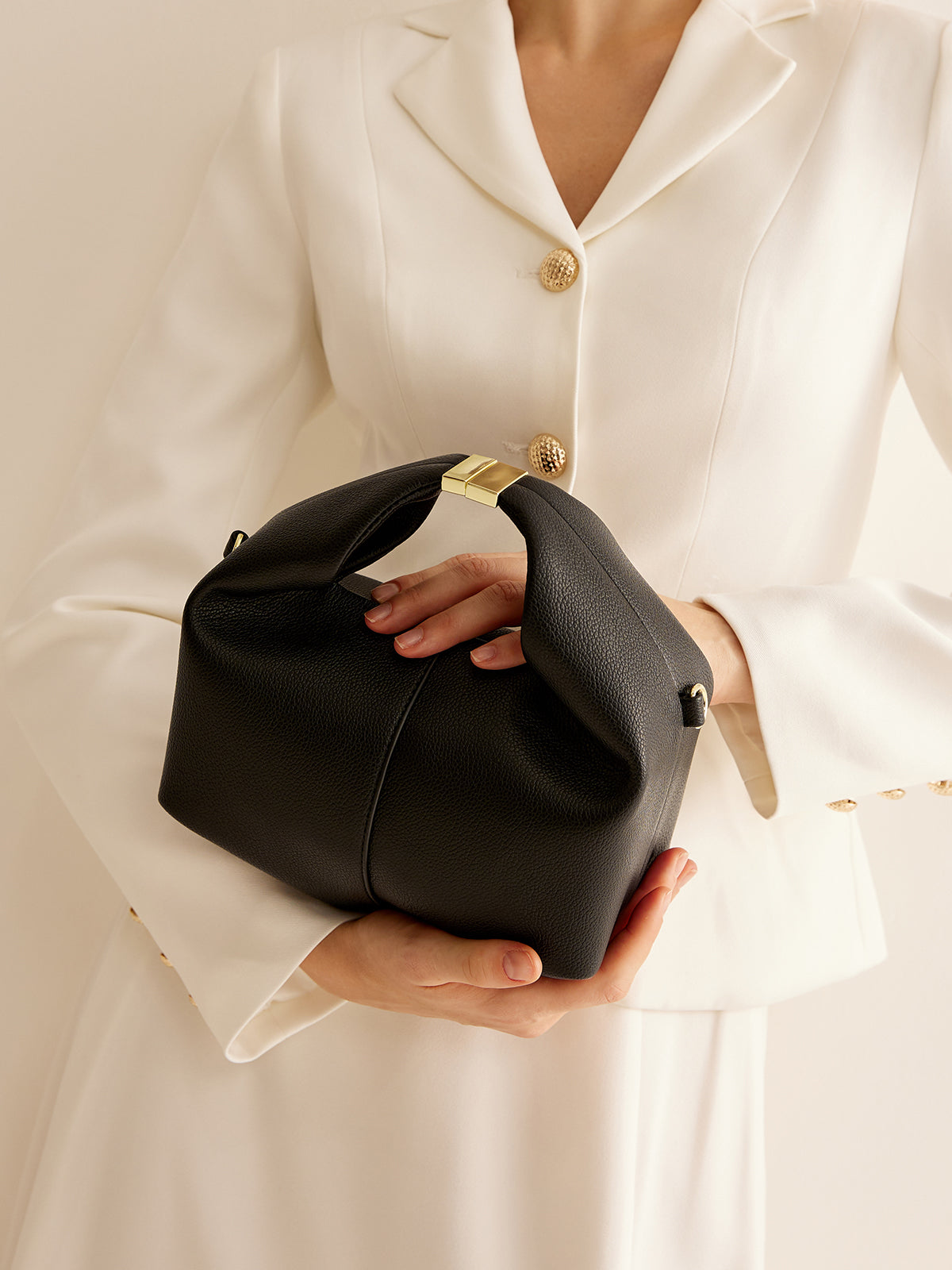 Sac à Main Noir pour Femme - Détail en Métal Élégant et Pratique