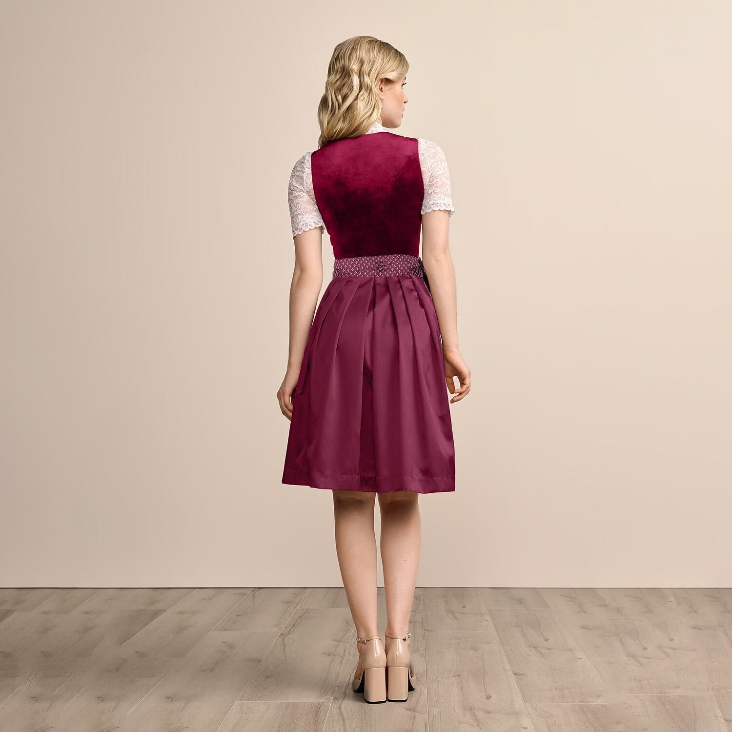 Dirndl Noir avec Broderie Florale - Élégance Bavaroise pour Oktoberfest