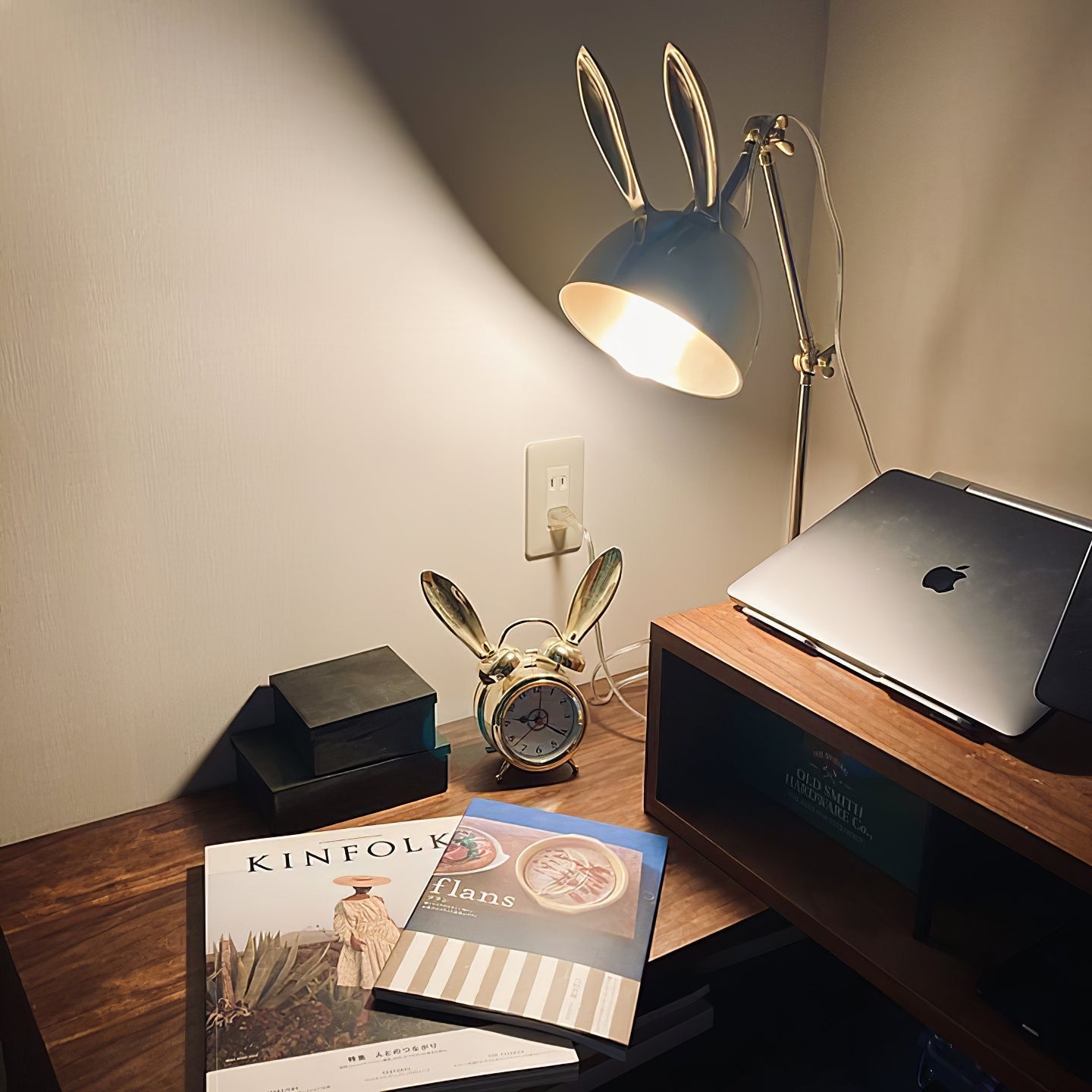 Lampe de Table à Oreilles de Lapin - Finition Dorée et Design Ludique
