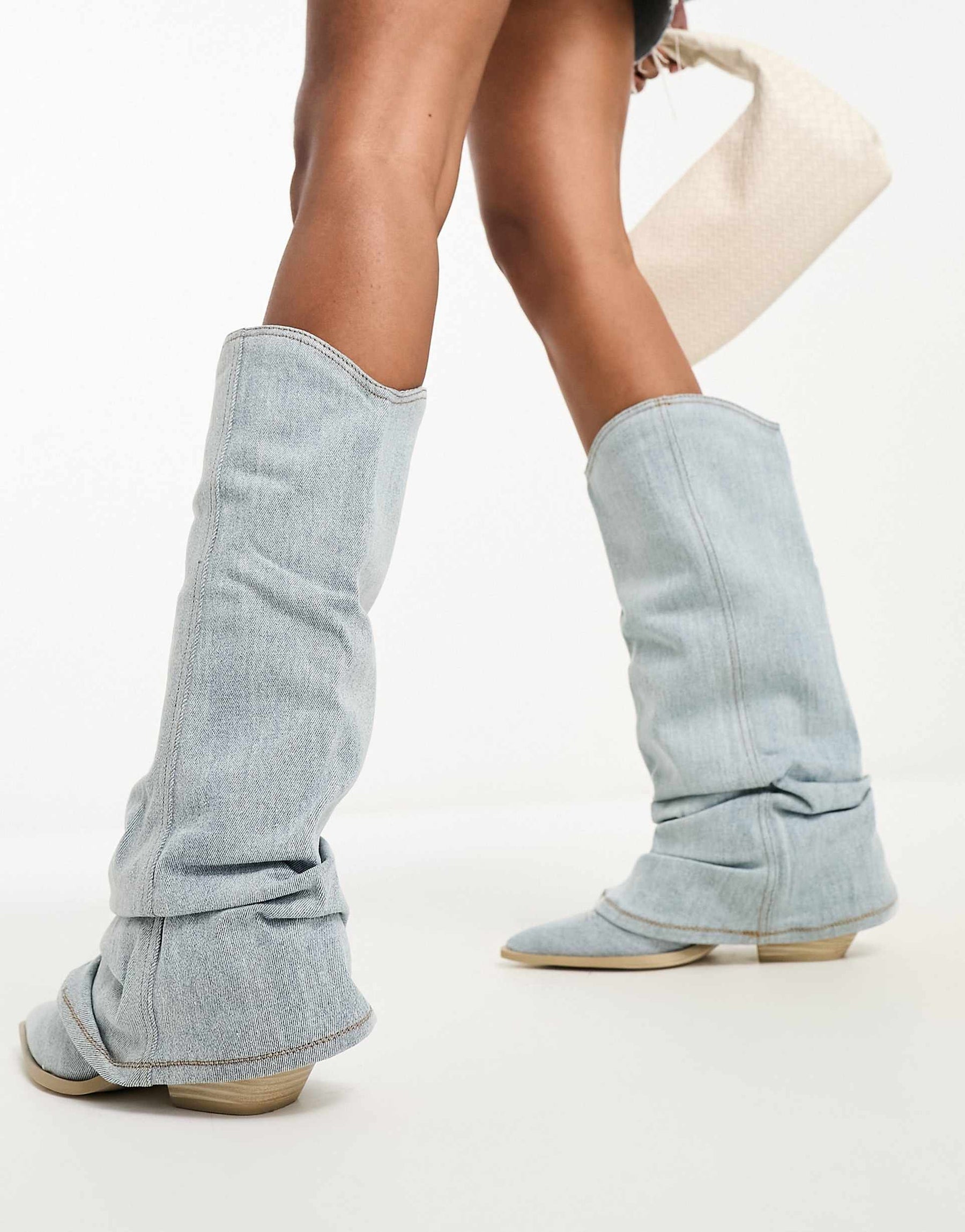 Bottes en Denim Bleu Clair - Tige Surdimensionnée et Bout Pointu