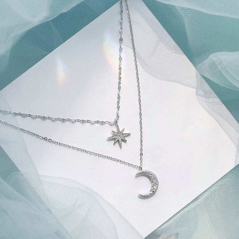 Collier en Argent avec Pendentif Lune - Artisanat Exquis et Élégance Romantique
