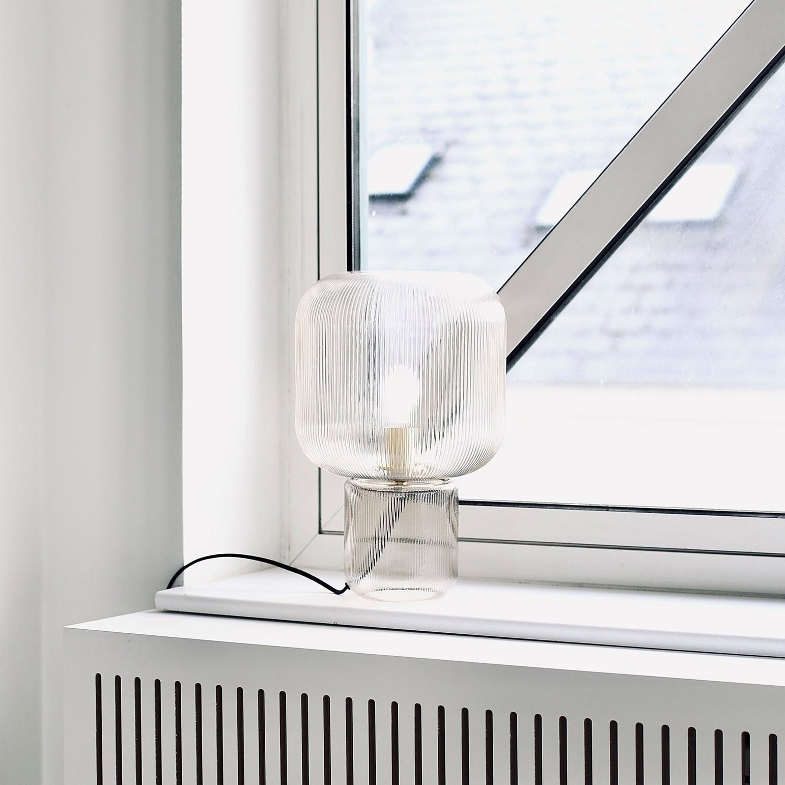 Lampe de Table en Verre et Métal - Élégance et Lumière Chaleureuse