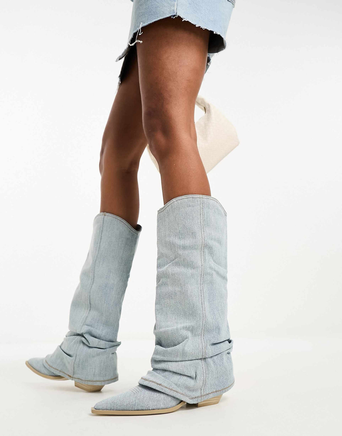 Bottes de Cowboy en Denim Bleu Clair - Tige Surdimensionnée et Style Urbain