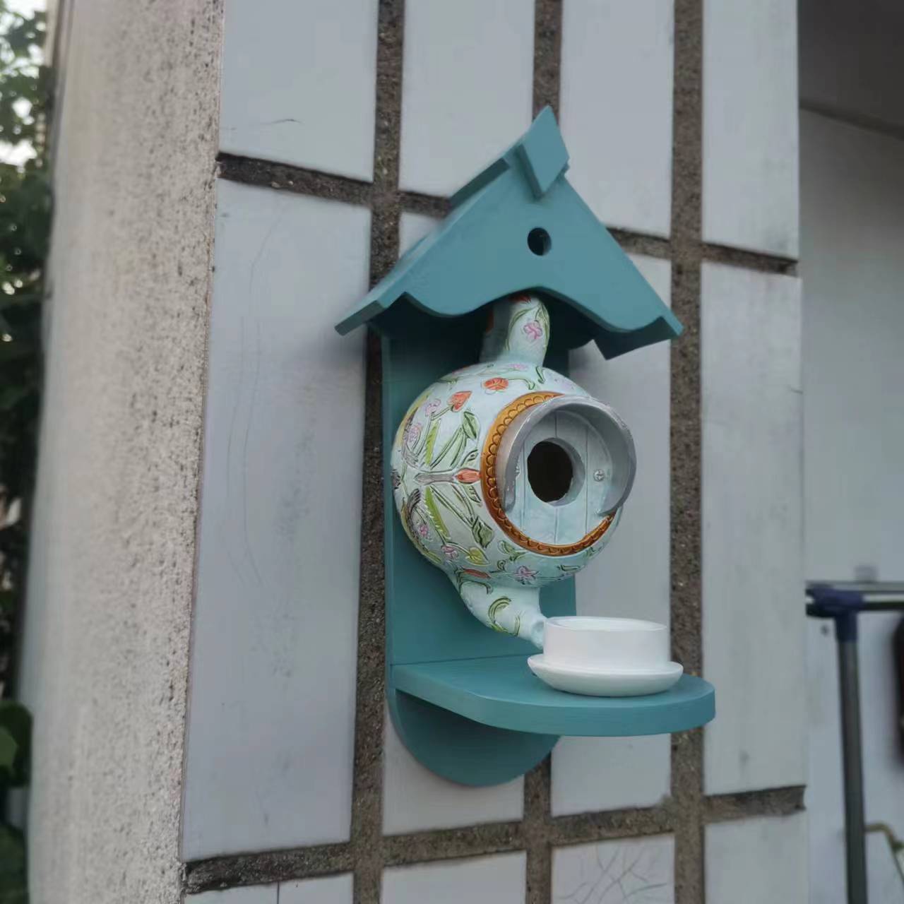 Nichoir en Théière Coloré - Confort et Sécurité pour les Oiseaux