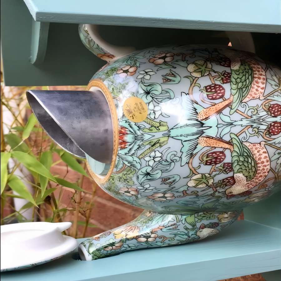 Nichoir en Théière Coloré - Confort et Sécurité pour les Oiseaux