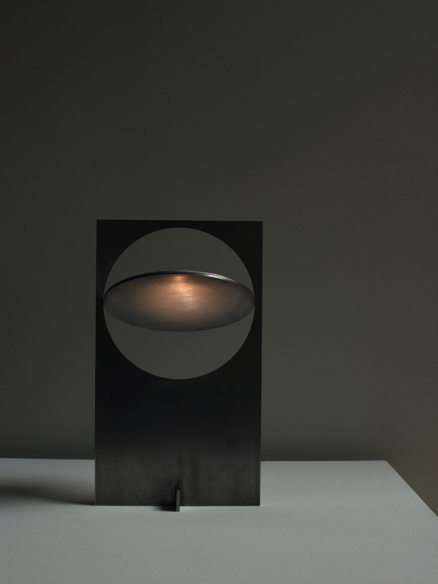 Lampe de Table Minimaliste LED - Design Élégant et Économe en Énergie