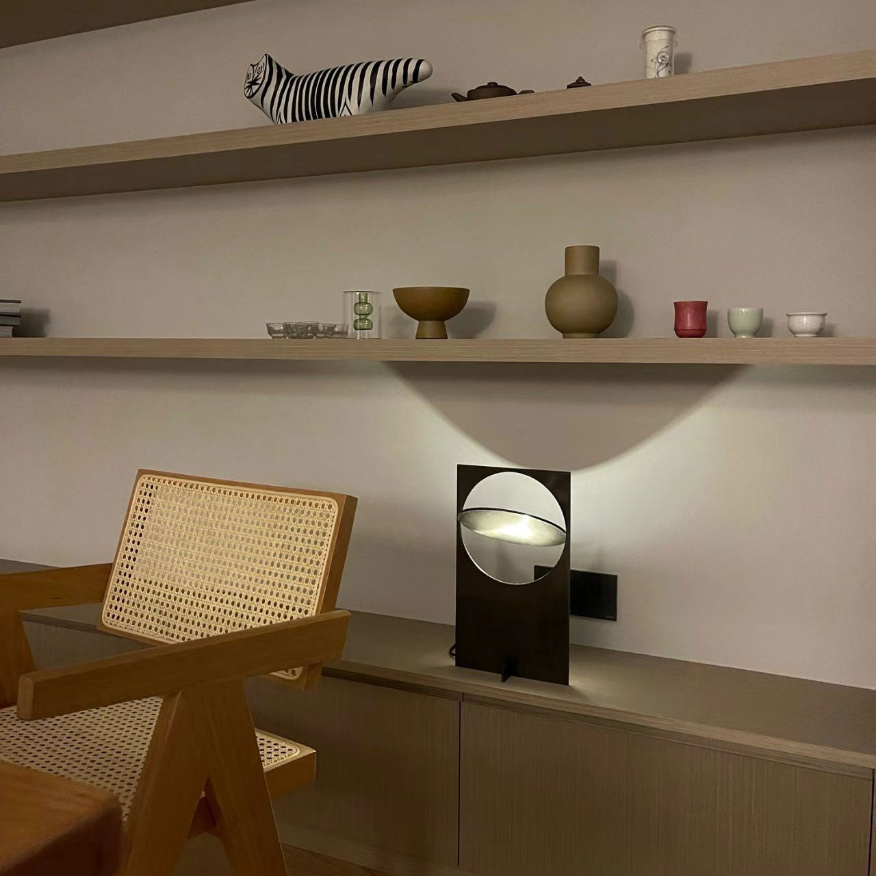 Lampe de Table Minimaliste LED - Design Élégant et Économe en Énergie