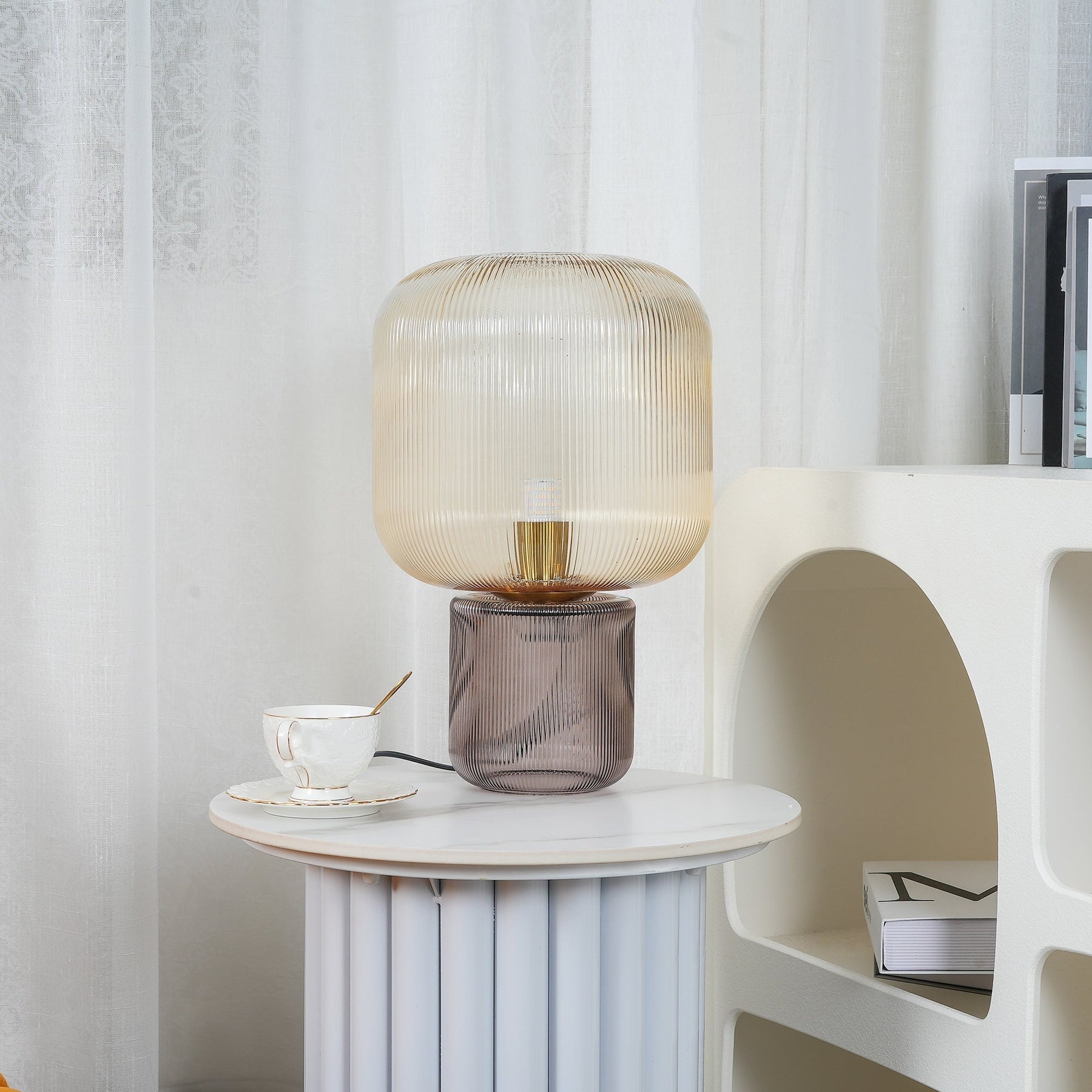 Lampe de Table en Verre et Métal - Élégance et Lumière Chaleureuse