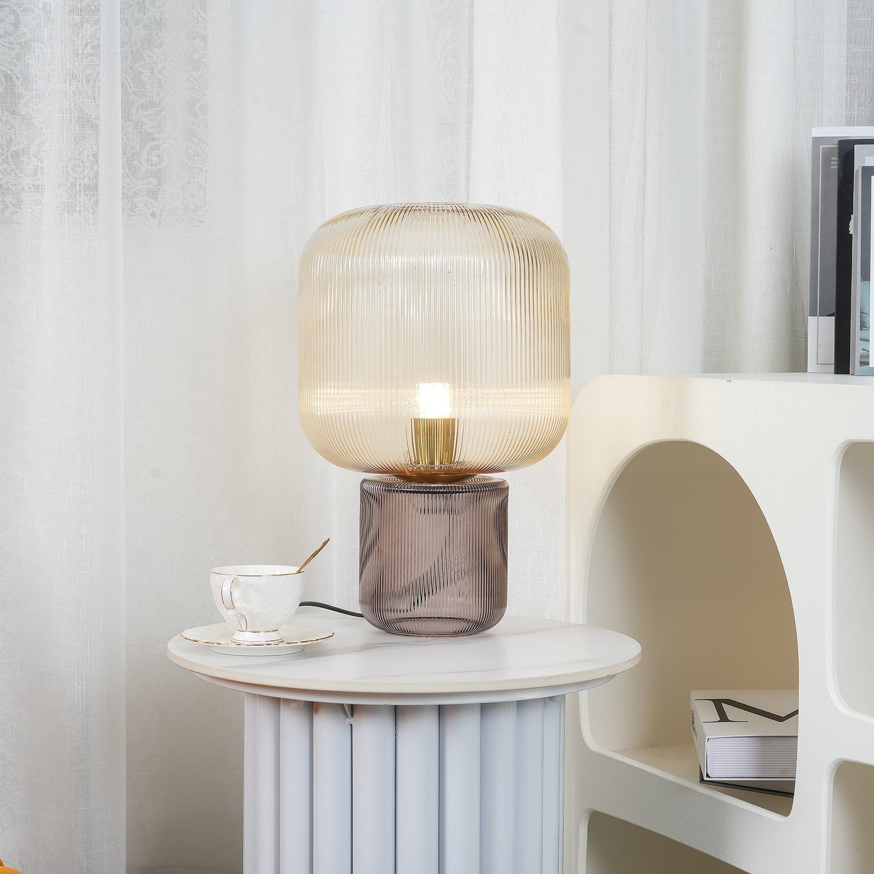 Lampe de Table en Verre et Métal - Élégance et Lumière Chaleureuse