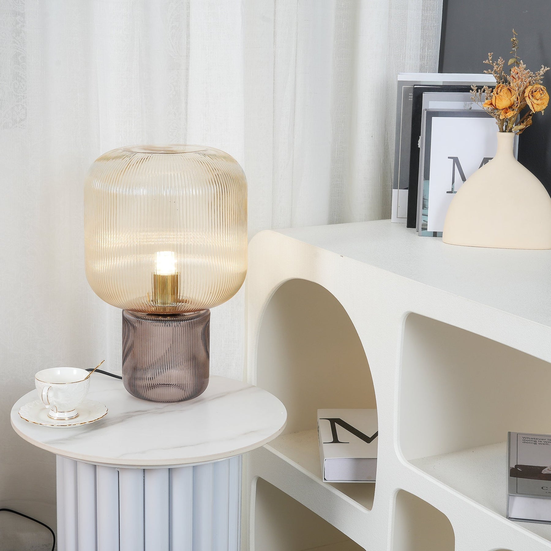 Lampe de Table en Verre et Métal - Élégance et Lumière Chaleureuse