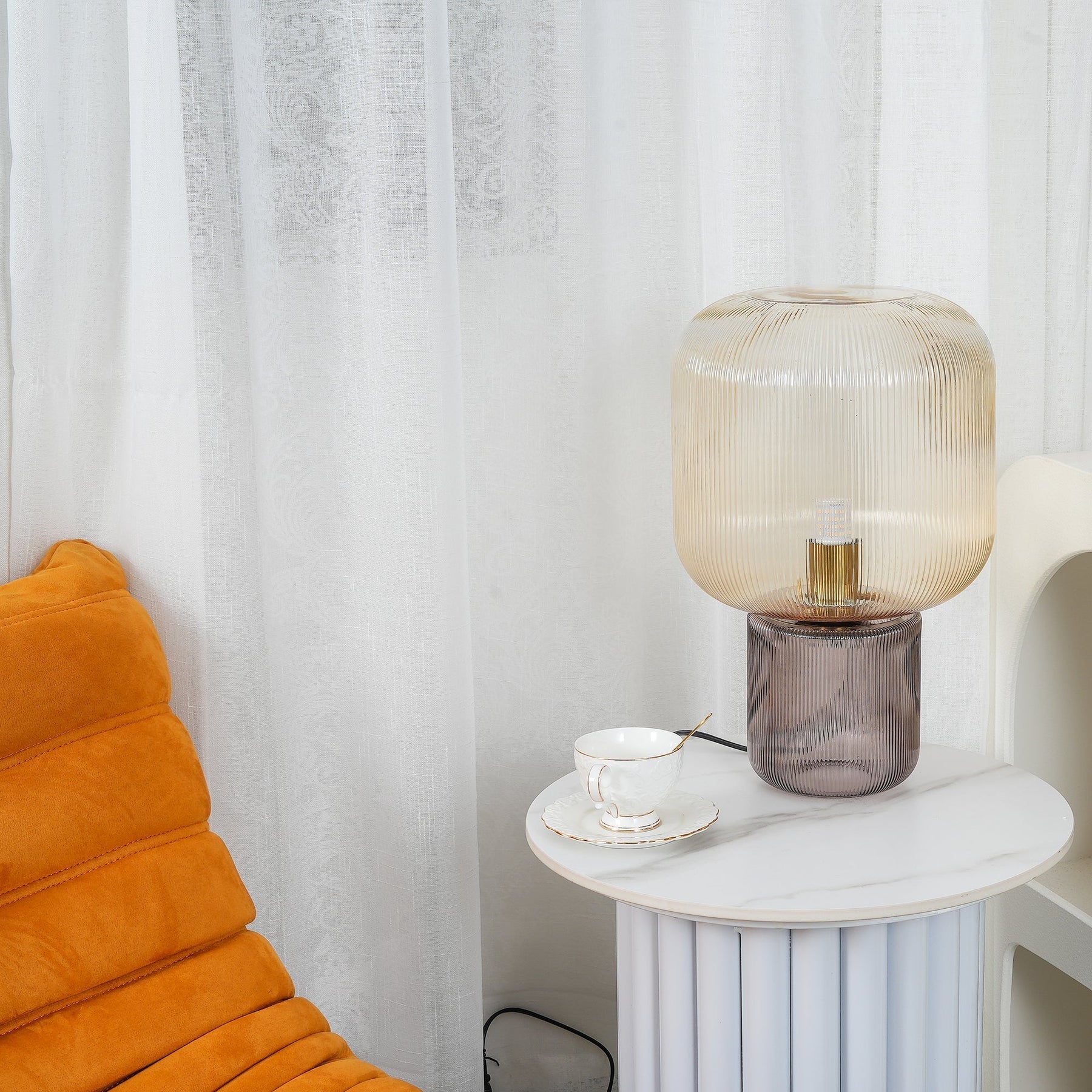 Lampe de Table en Verre et Métal - Élégance et Lumière Chaleureuse