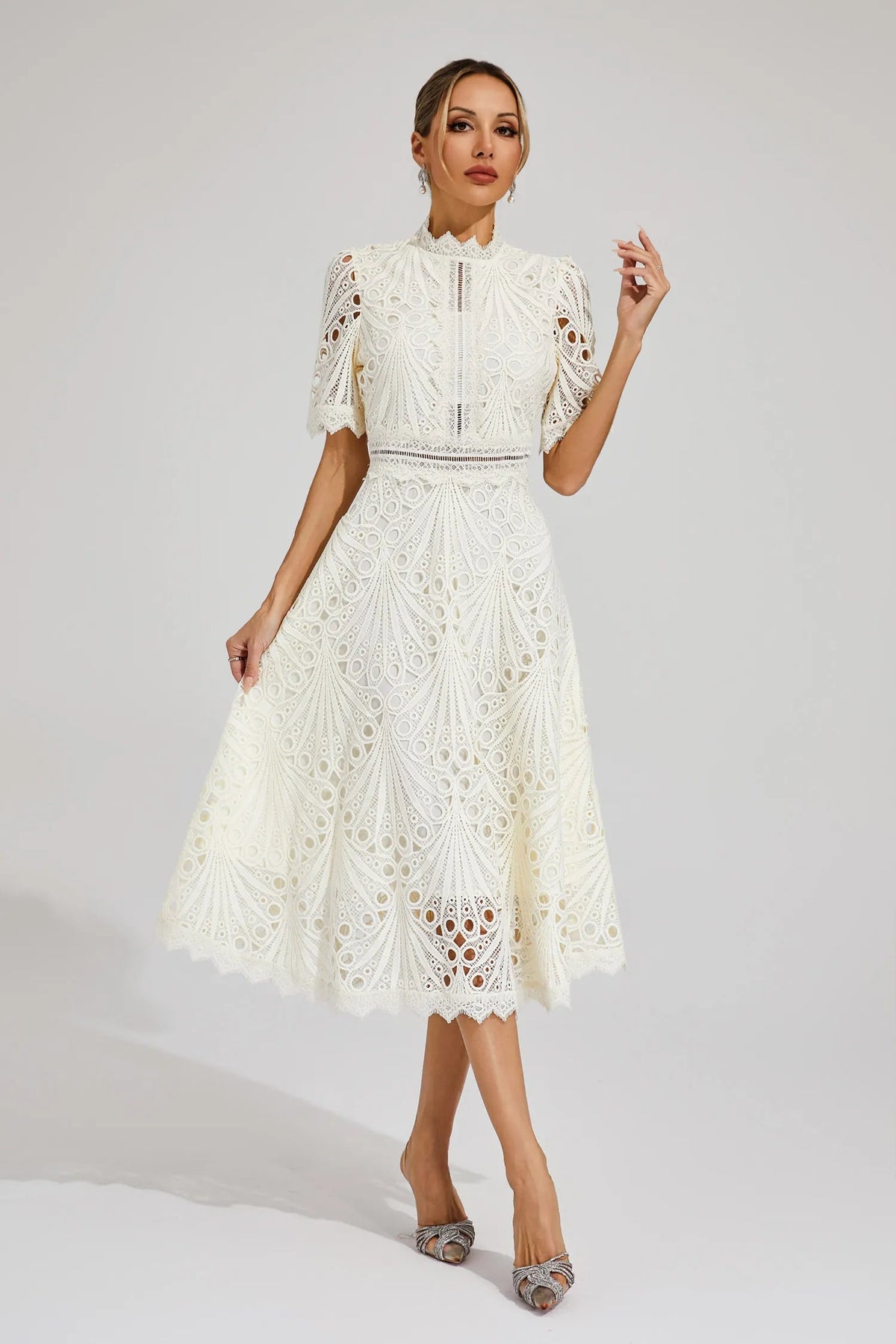 Robe midi en dentelle col haut évasée femme silhouette gracieuse cocktail été