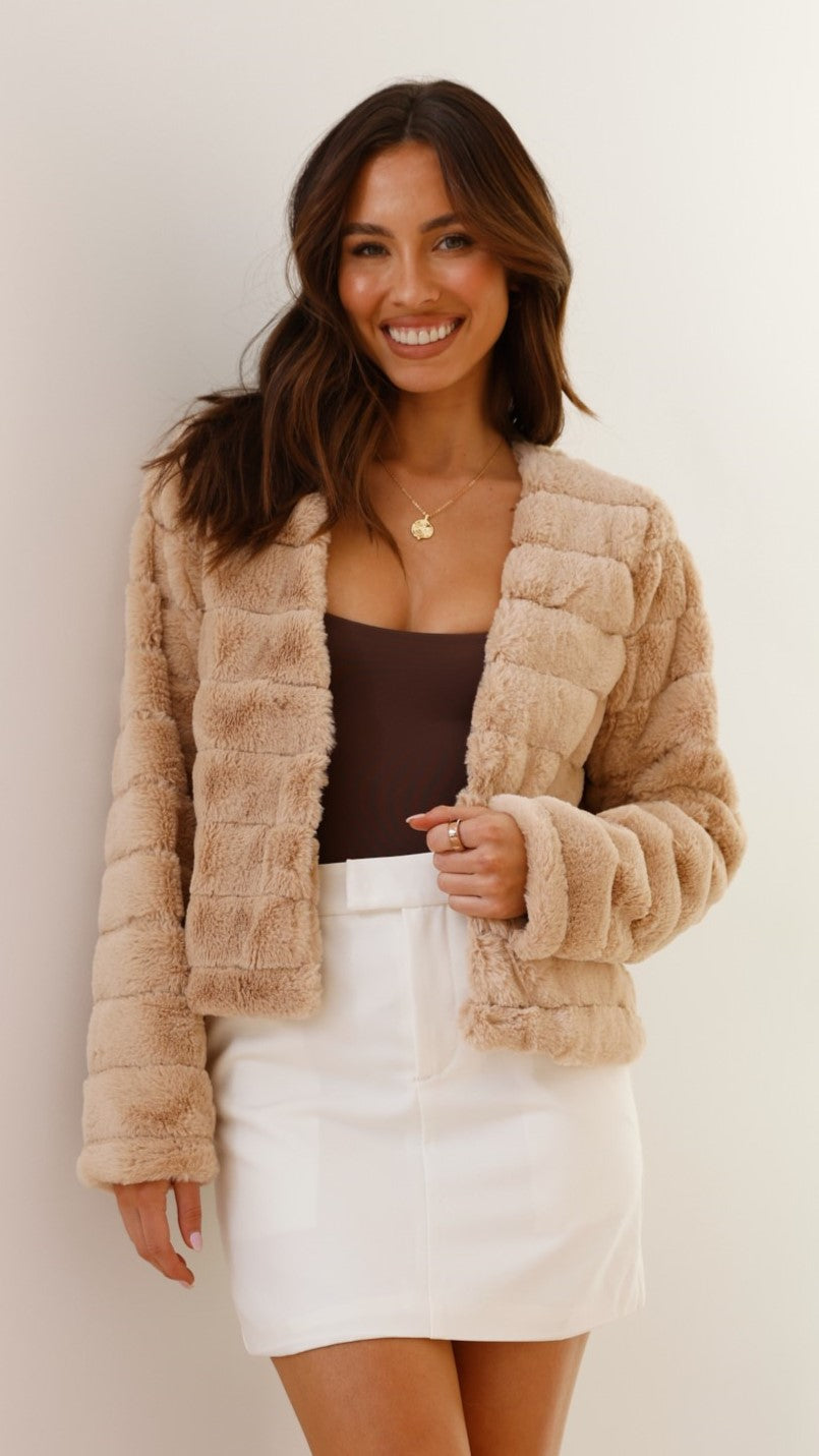 Veste courte en fausse fourrure - Élégance et confort pour toutes occasions