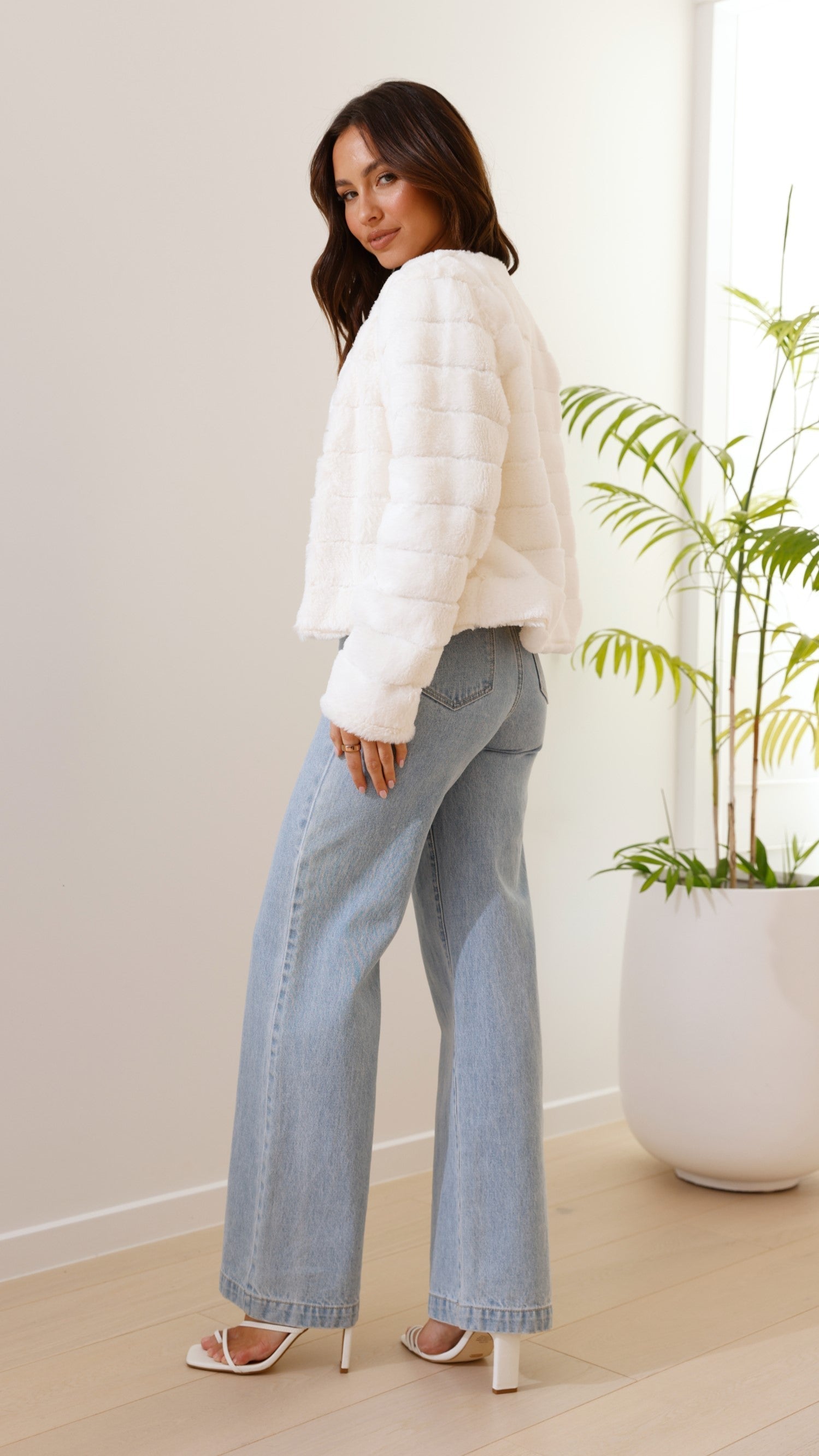 Veste courte en fausse fourrure - Élégance et confort pour toutes occasions