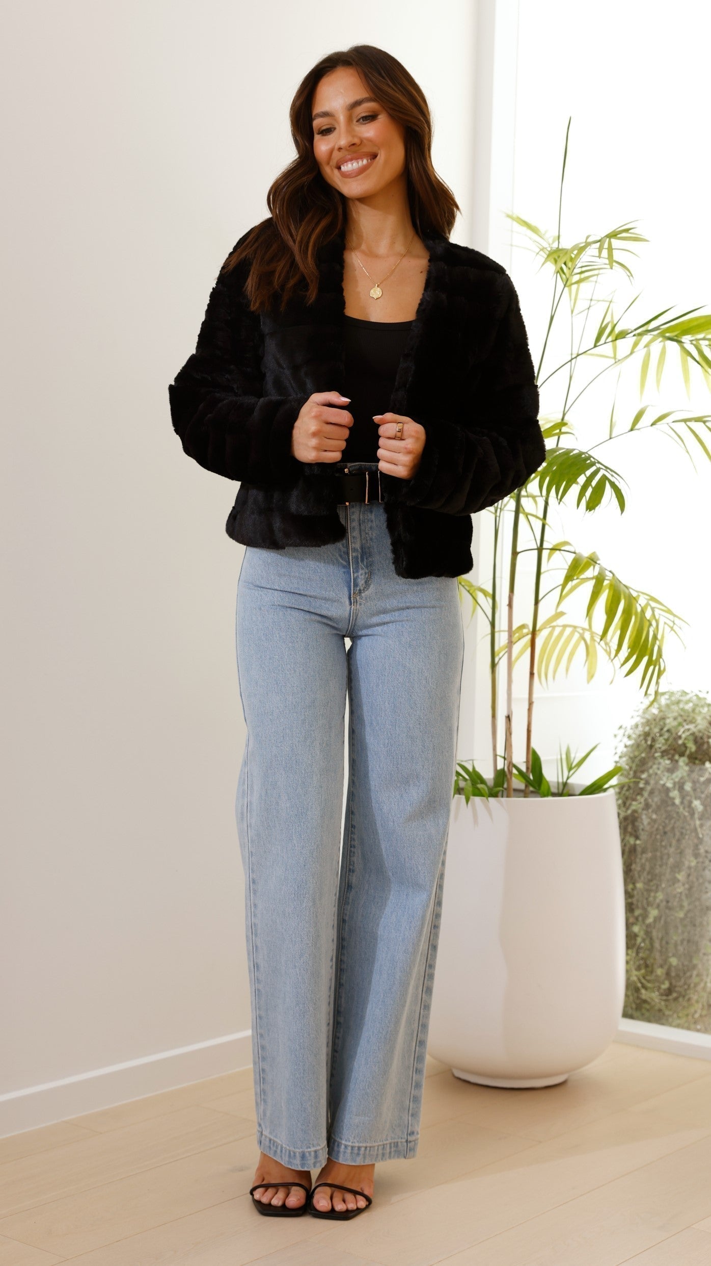 Veste courte en fausse fourrure - Élégance et confort pour toutes occasions