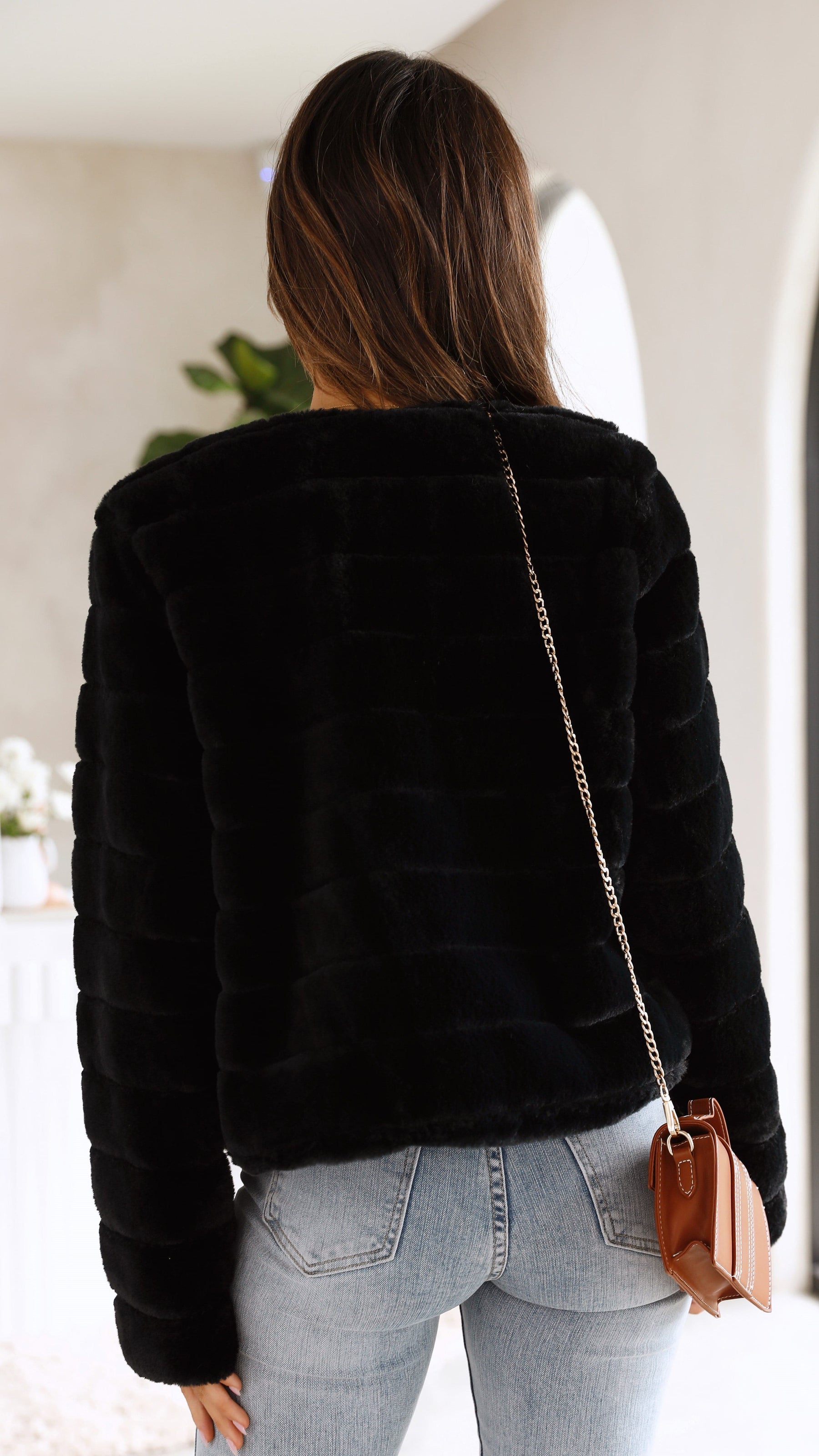 Veste courte en fausse fourrure - Élégance et confort pour toutes occasions