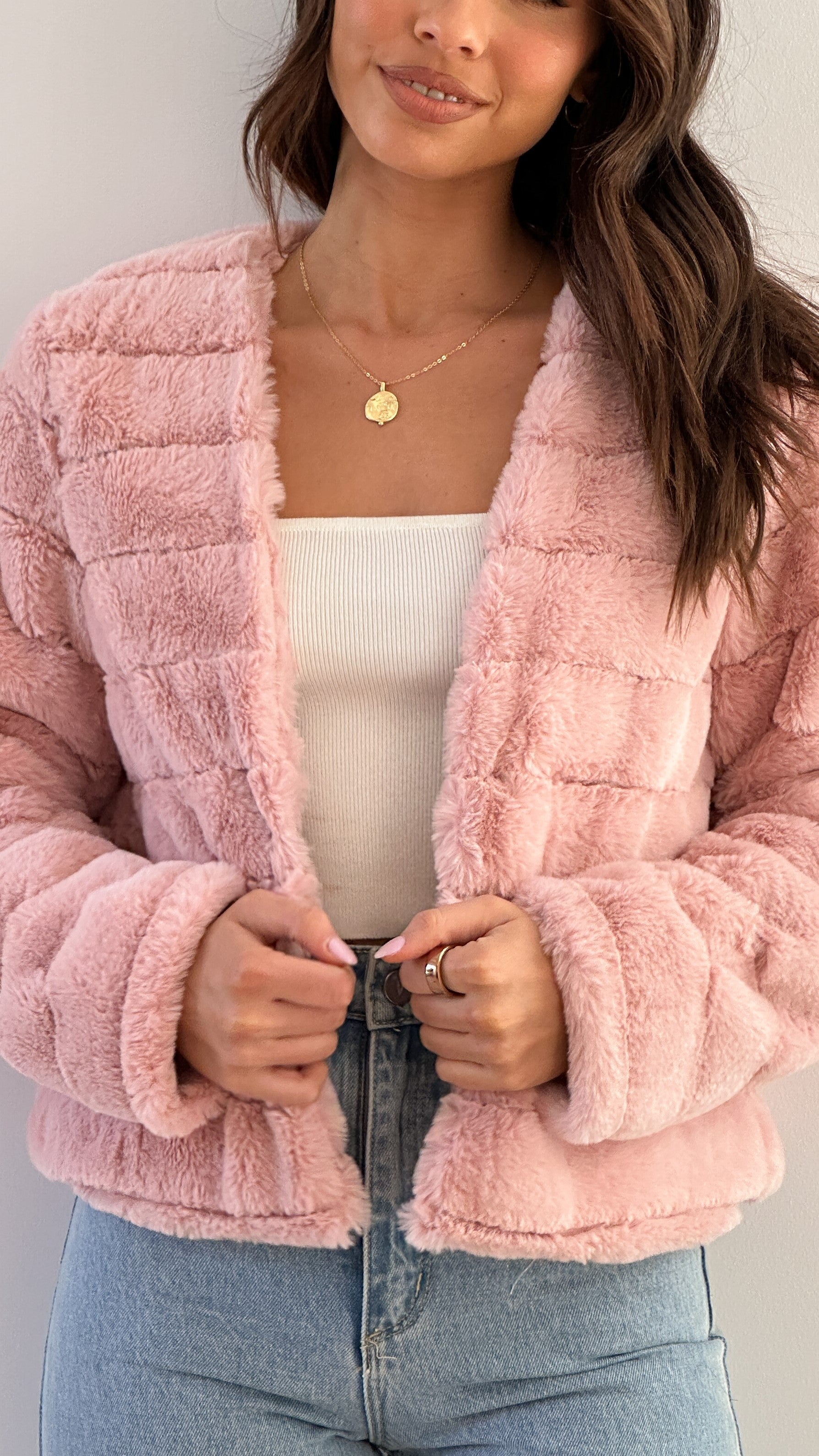 Veste courte en fausse fourrure - Élégance et confort pour toutes occasions