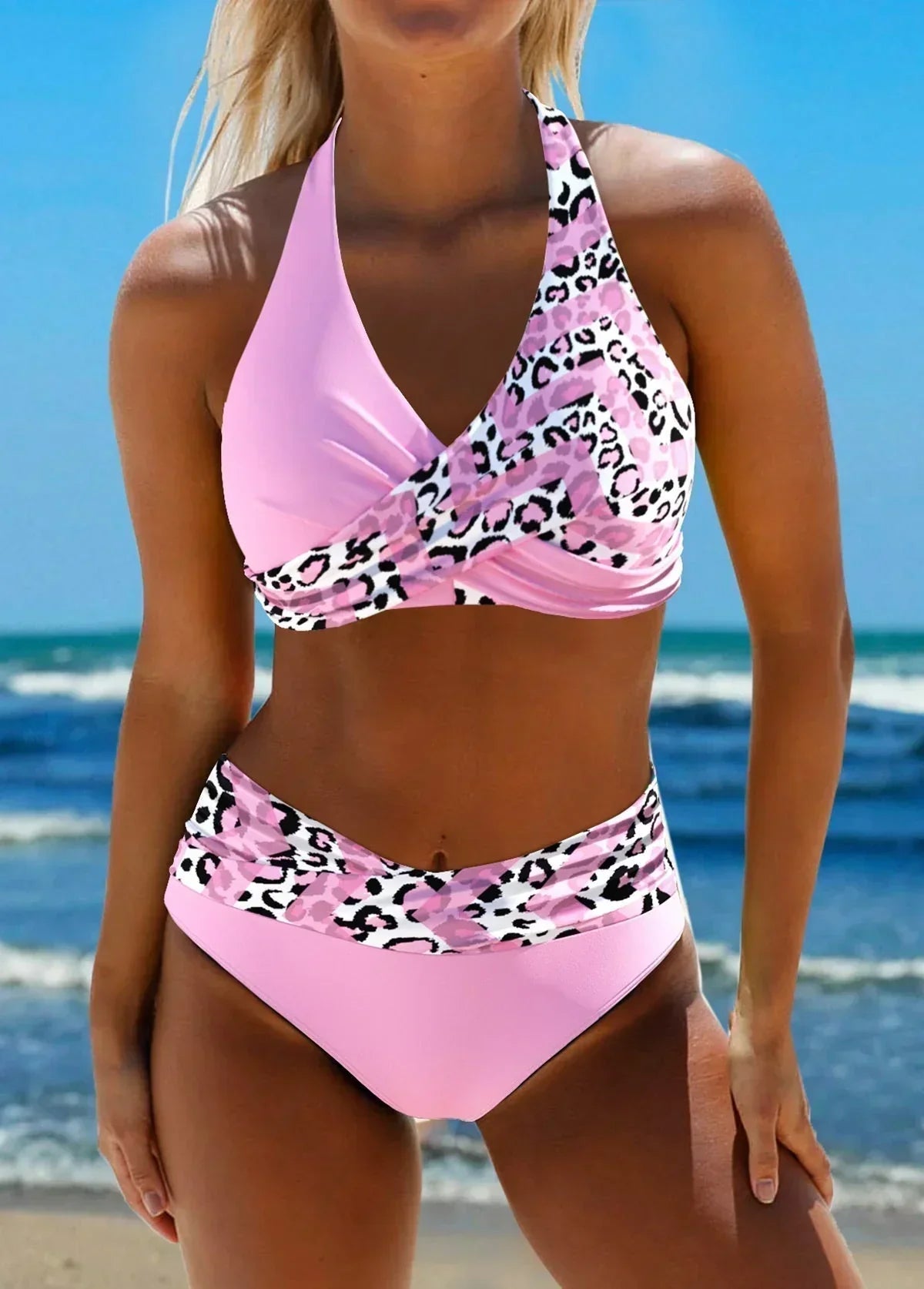 Bikini en tissu satiné à design croisé femme élégant silhouette moderne