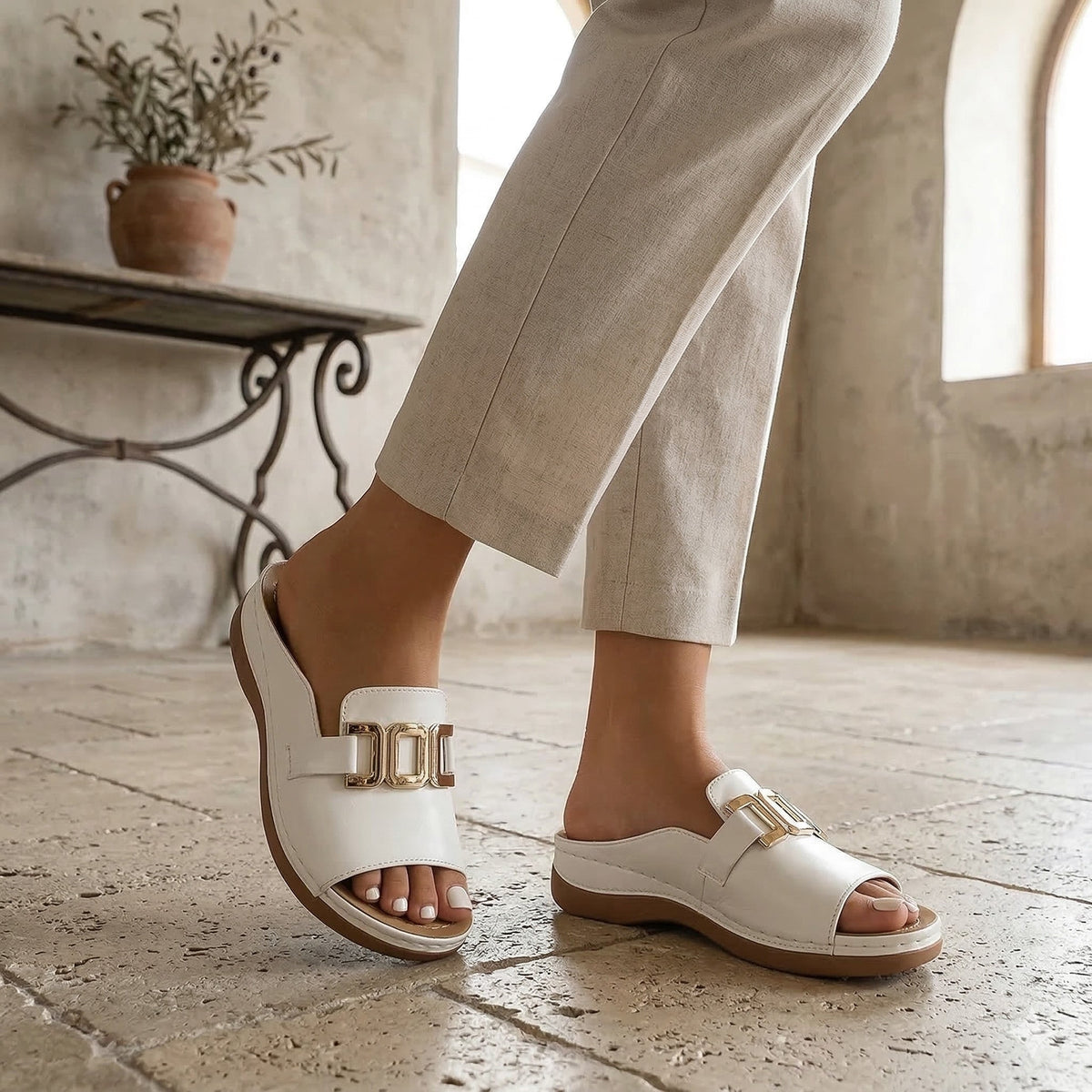 Sandales plateforme synthétiques bout ouvert détail boucle slip-on femme