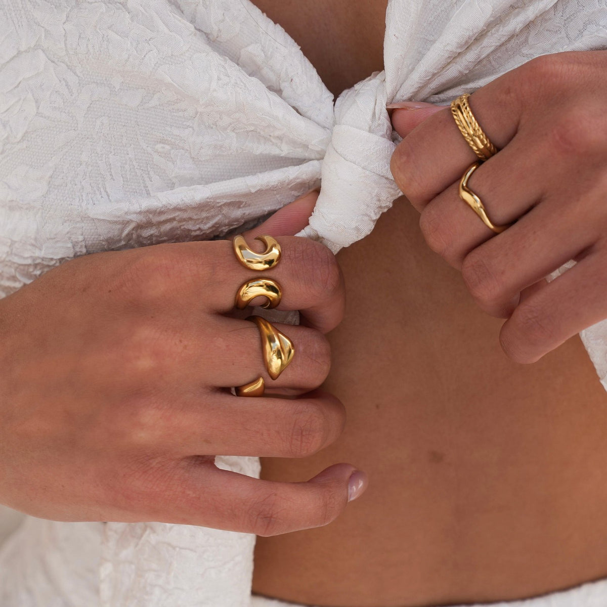 Bague ajustable dorée portée élégance