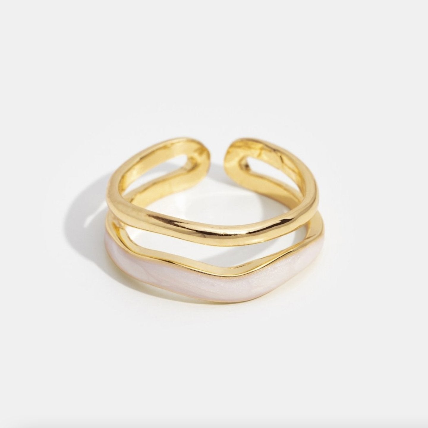 Bague dorée vue d'ensemble désert