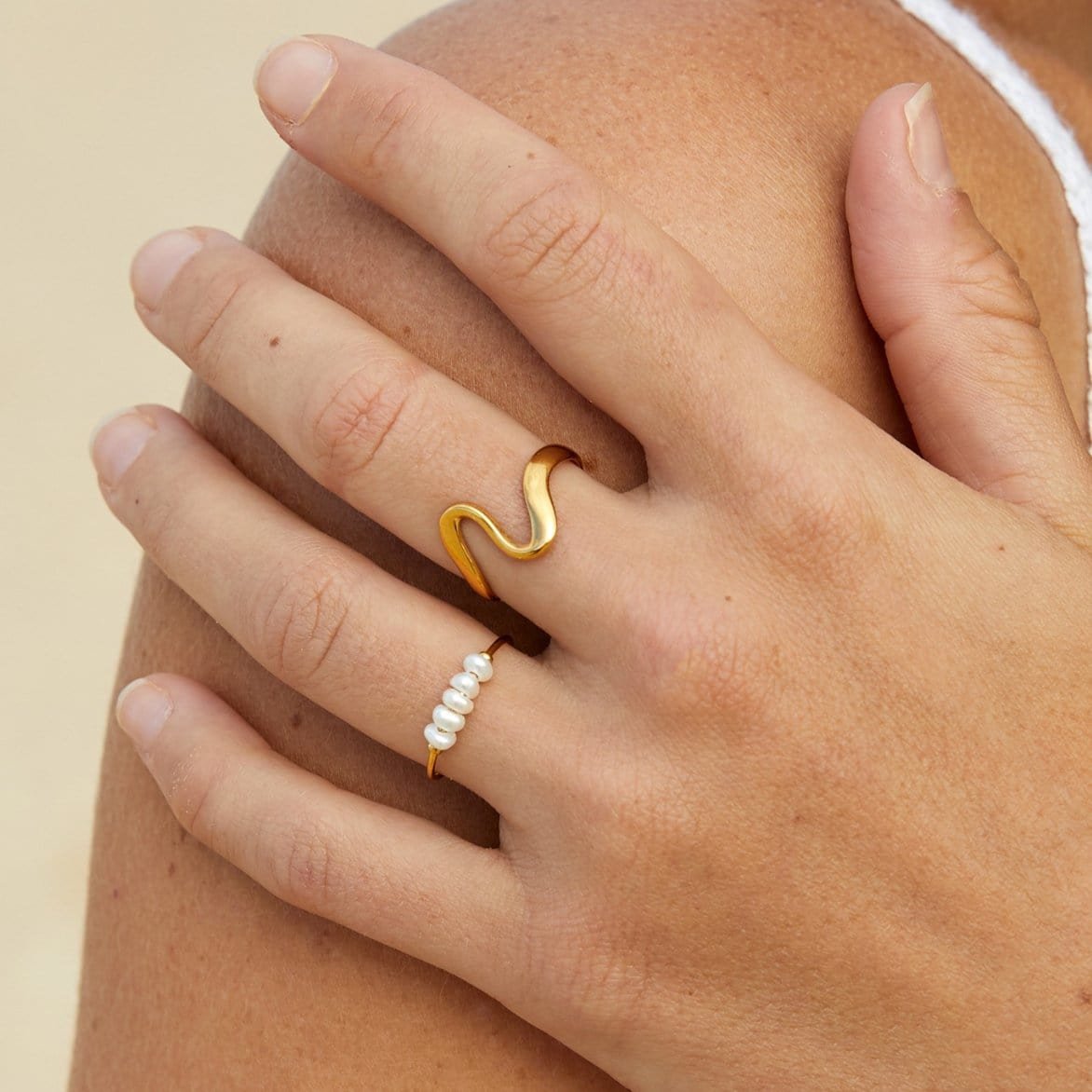 Vue rapprochée de la bague dorée éclatant