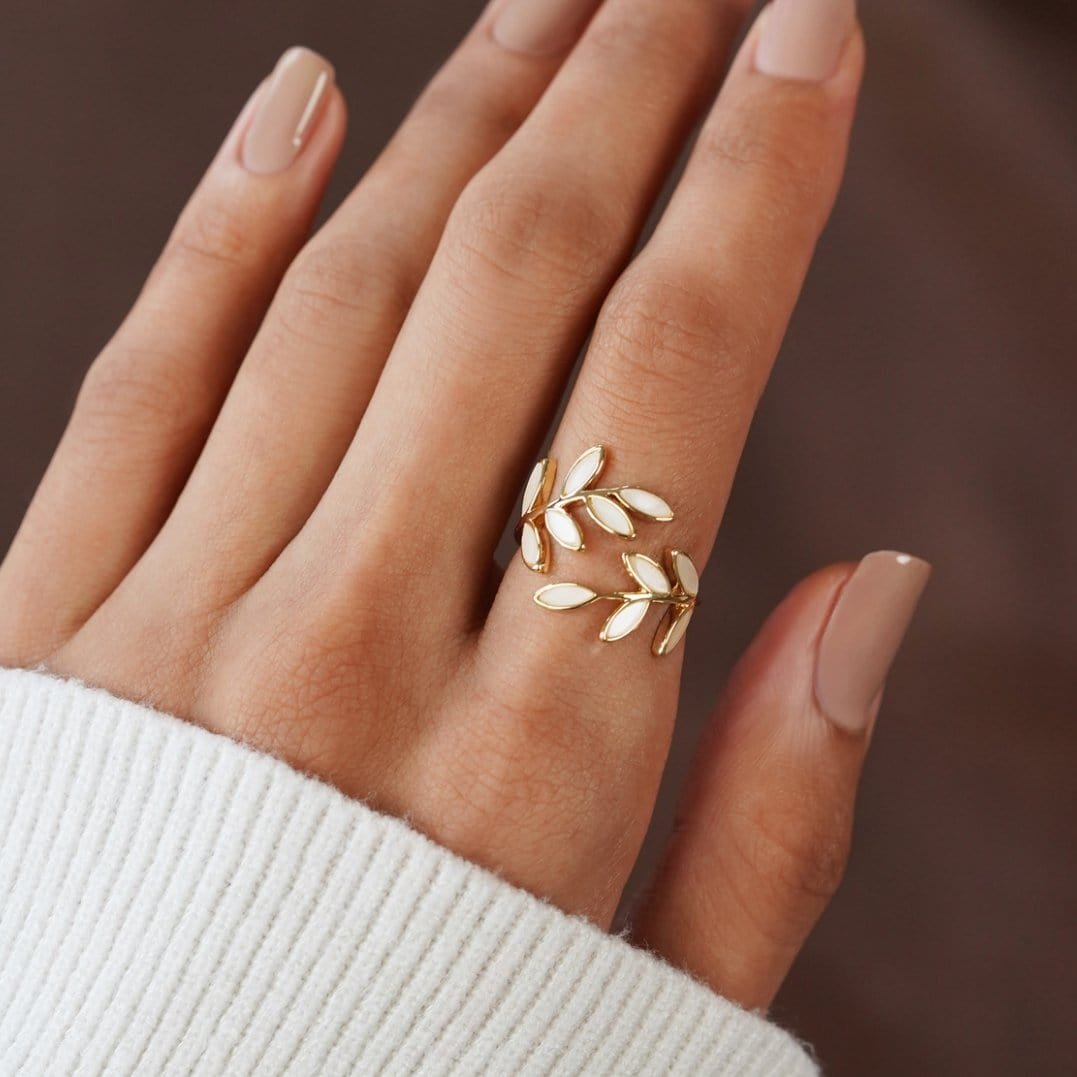 Vue rapprochée bague dorée feuille délicatesse