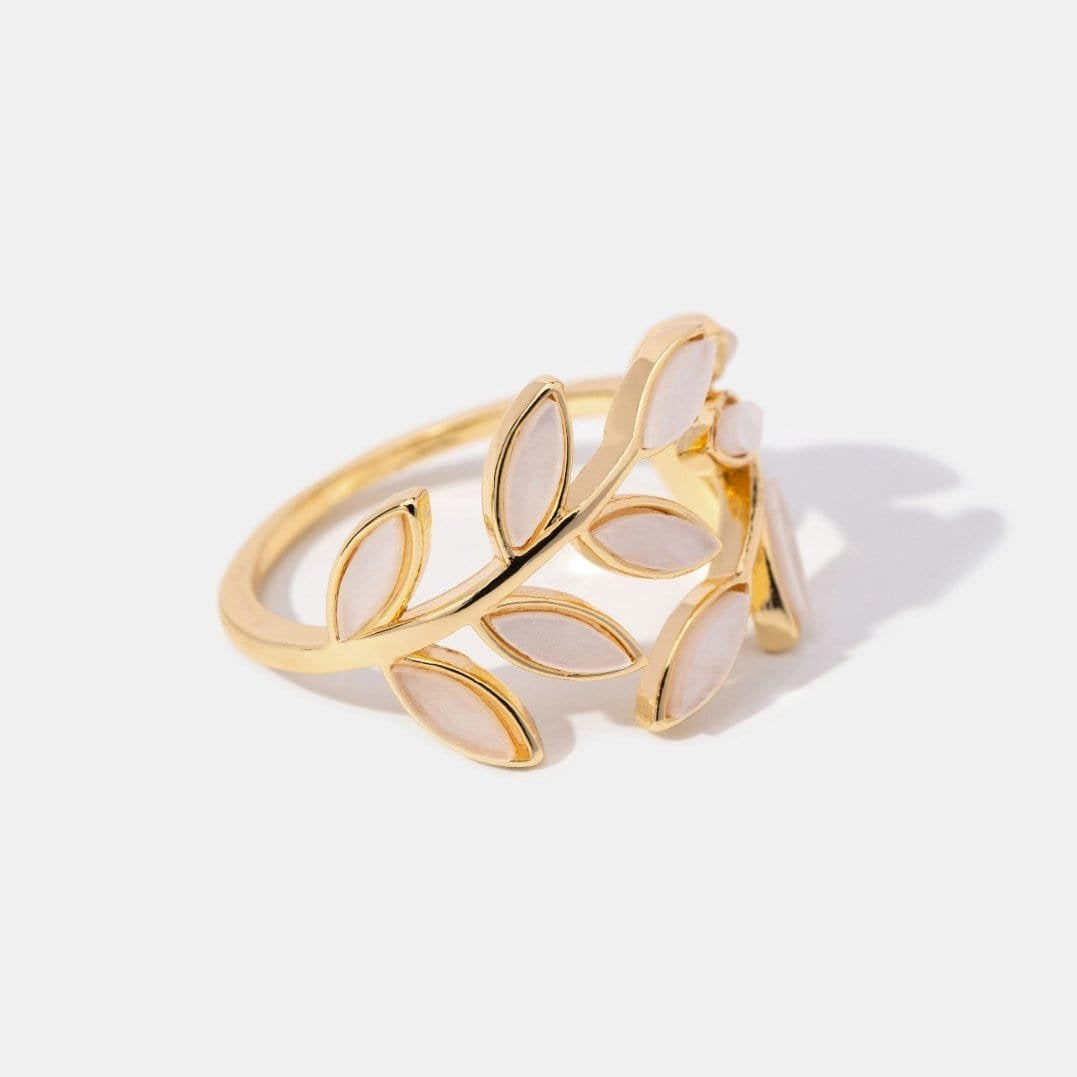 Bague feuille dorée style nature raffinement