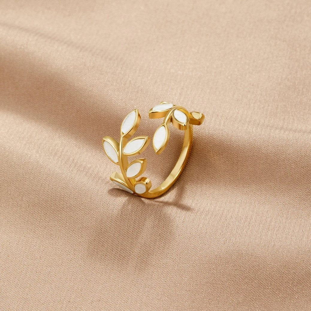 Bague feuille dorée ajustable sur tissu satin