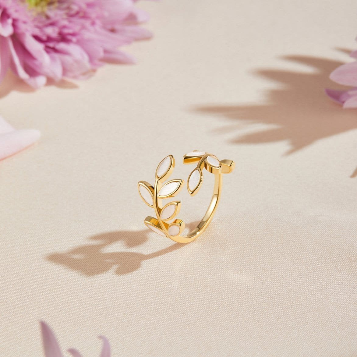 Détail bague feuille plaquée or harmonie