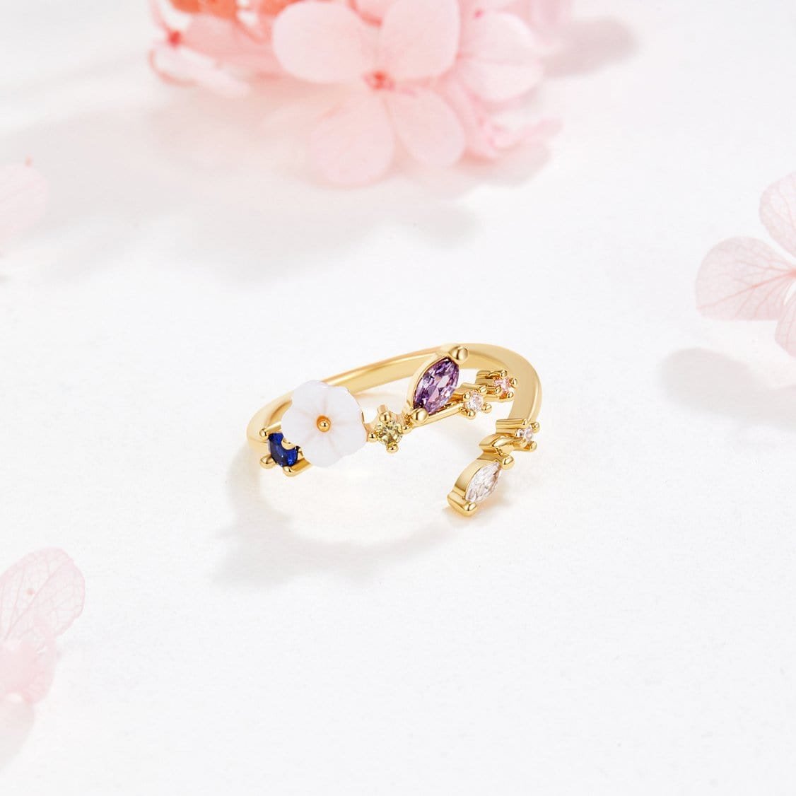 Bague fleur blanche plaquée or vue latérale lune