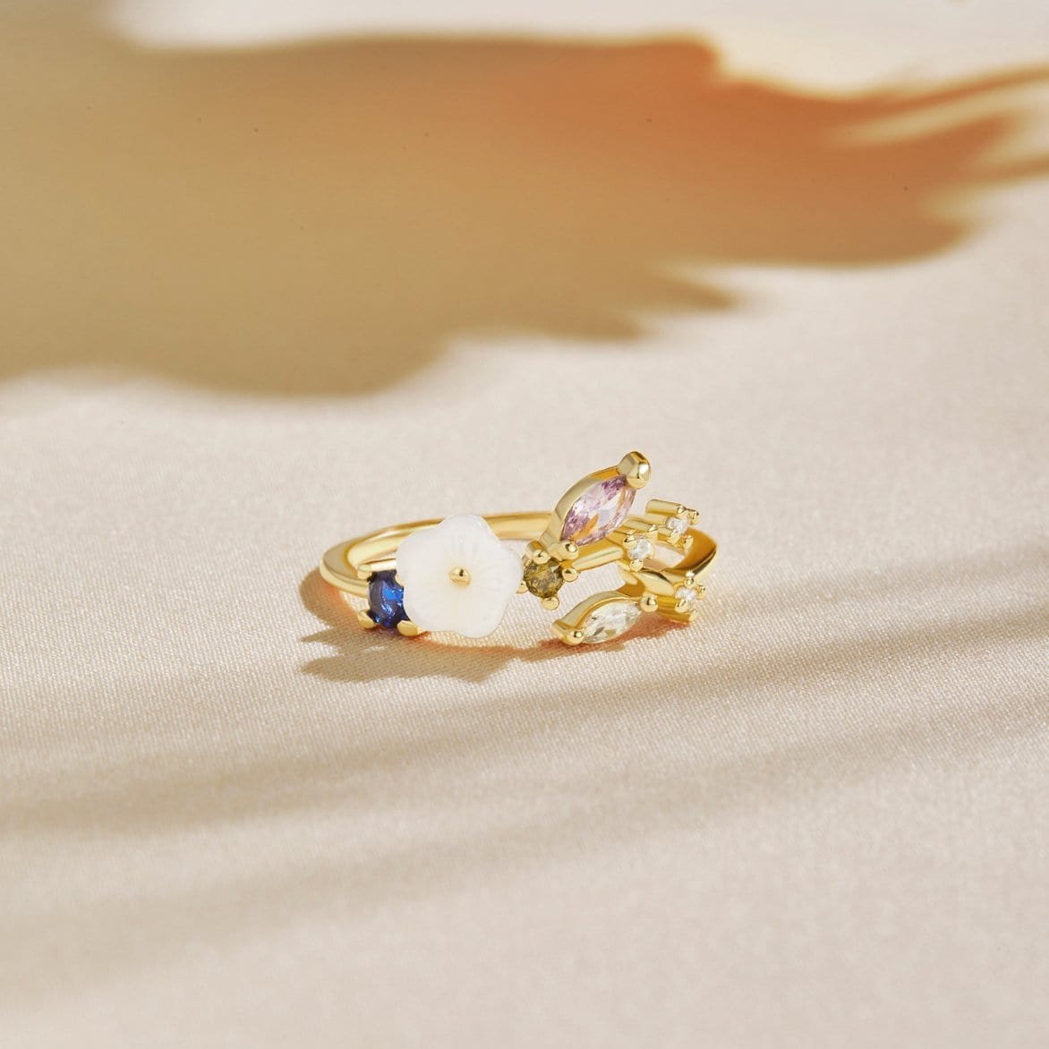 Bague fleur blanche plaquée or vue rapprochée arc