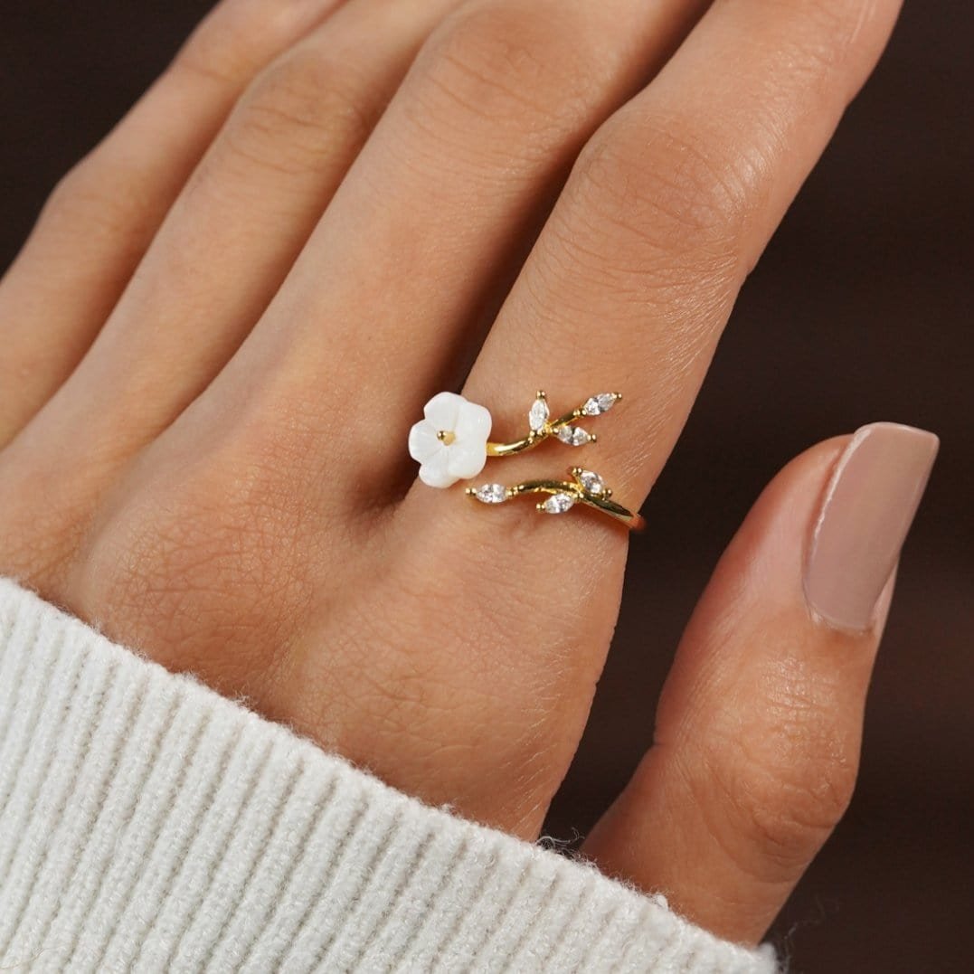 Bague fleur nacre ajustable cristal