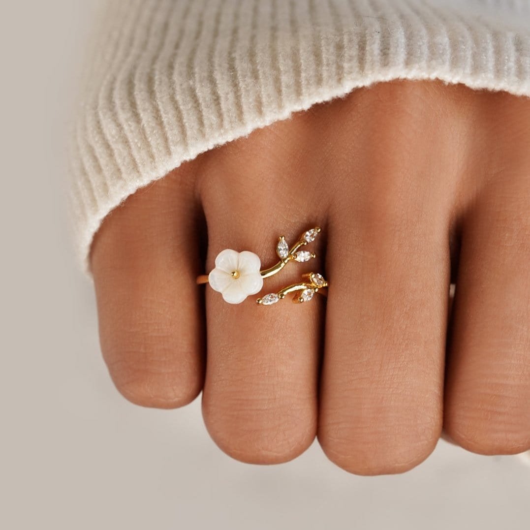 Bague fleur blanche élégante rosée
