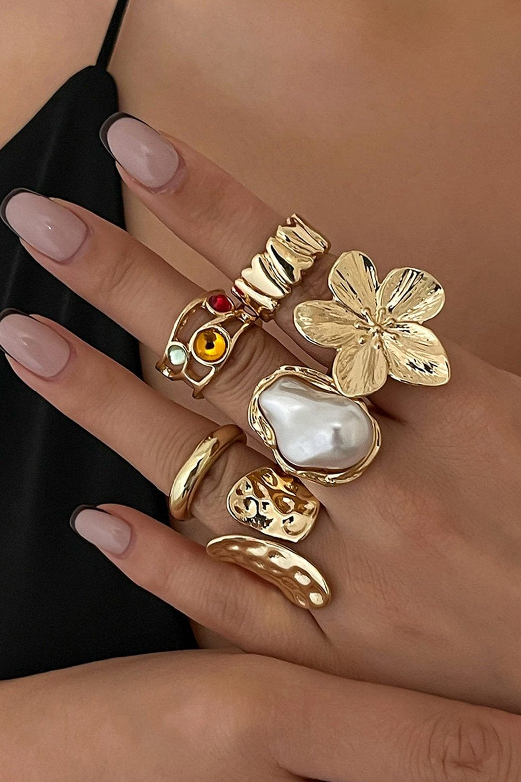 Détail bague perle et cristaux liberté