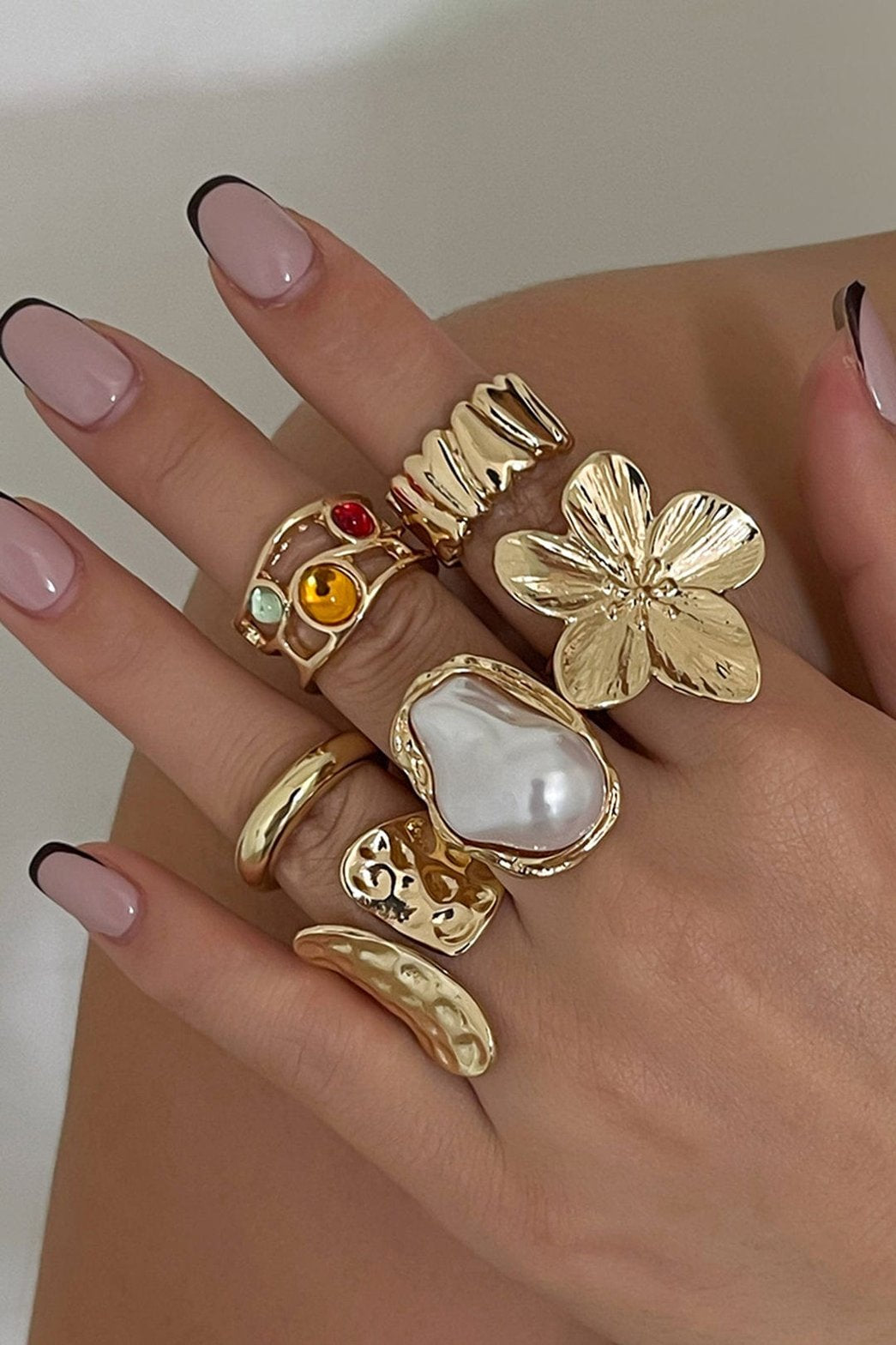 Bague florale dorée avec perle élégante harmonie