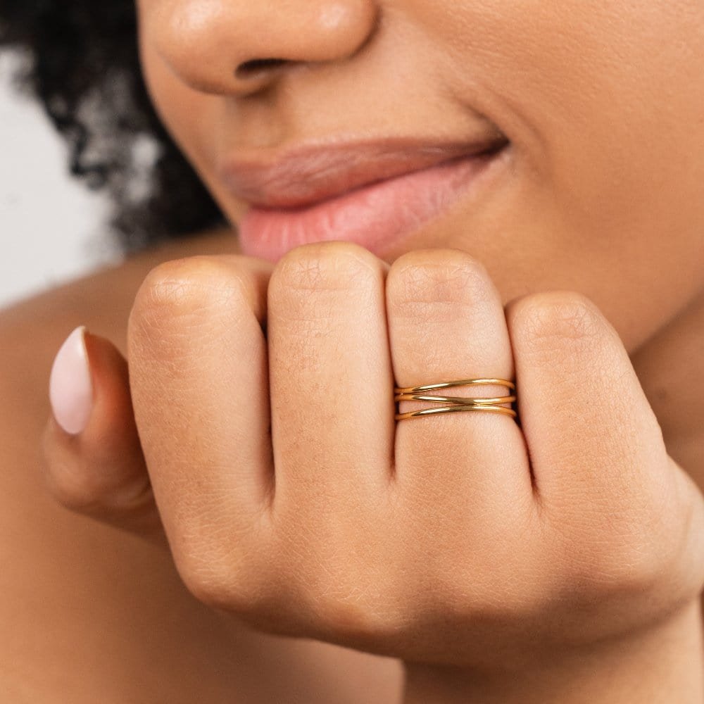 Bague infinie dorée portée lune
