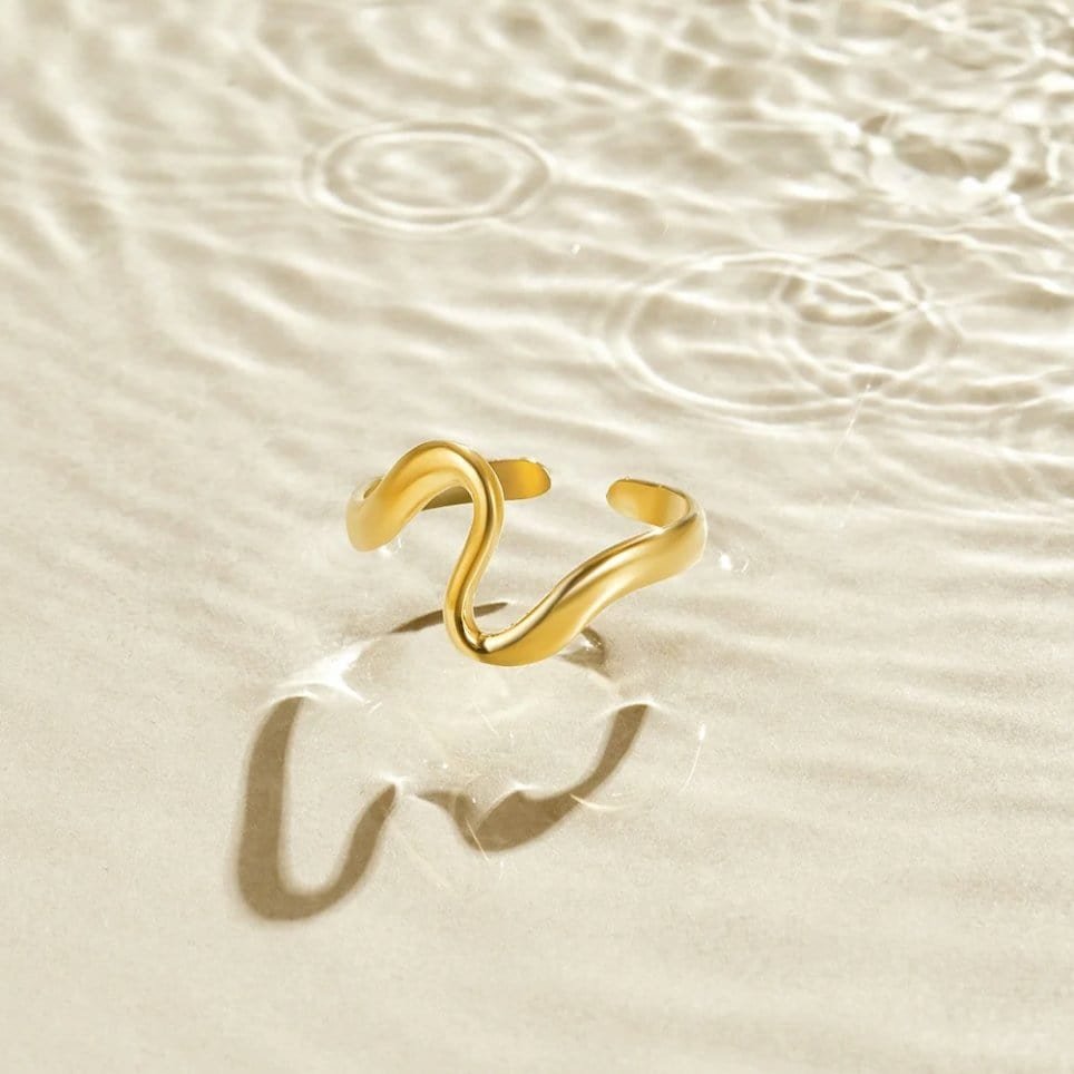 Bague vague dorée gros plan cristal
