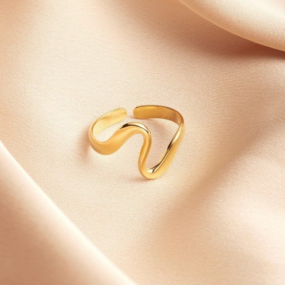 Bague vague dorée mise en situation vague