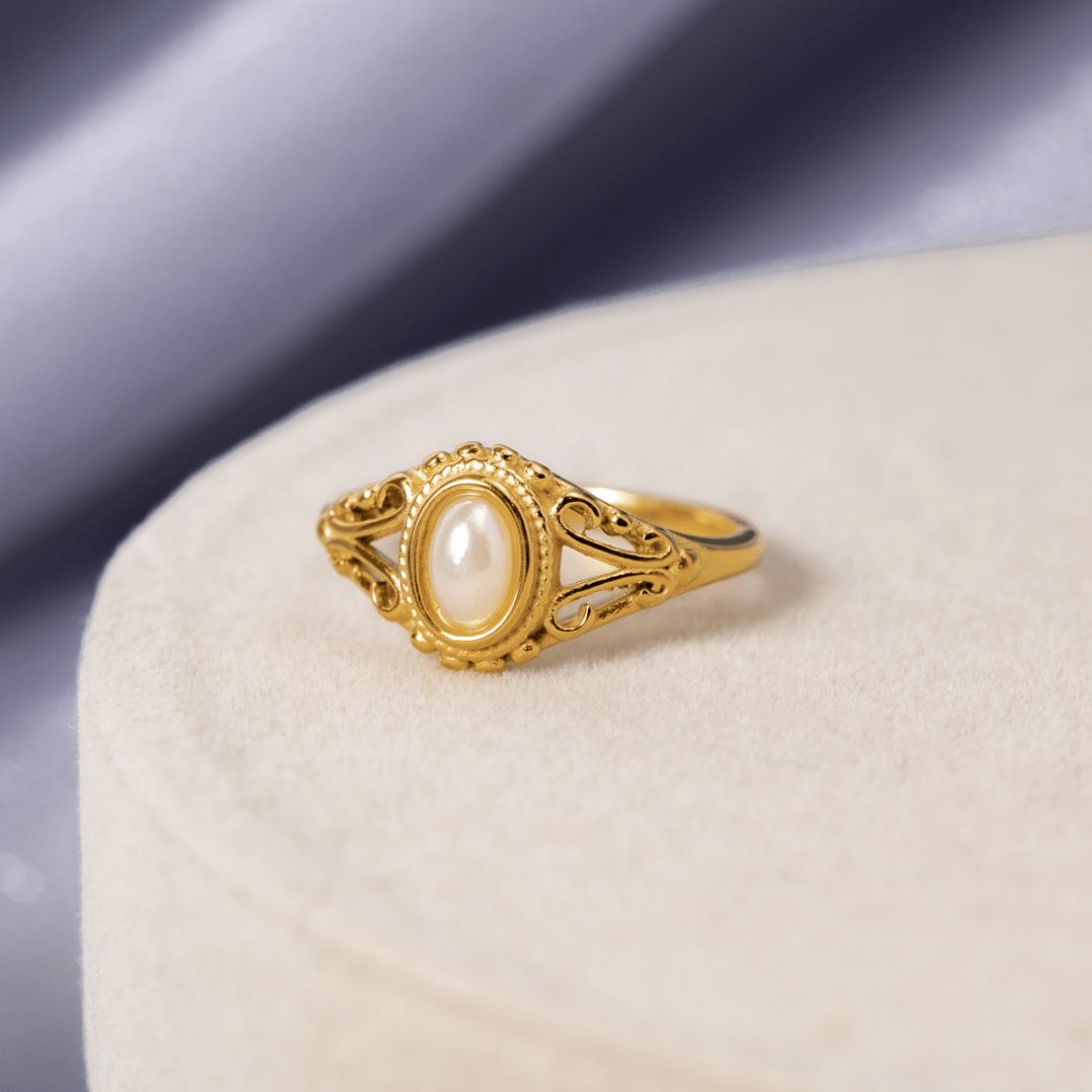 Détail de la bague vintage avec perle charme