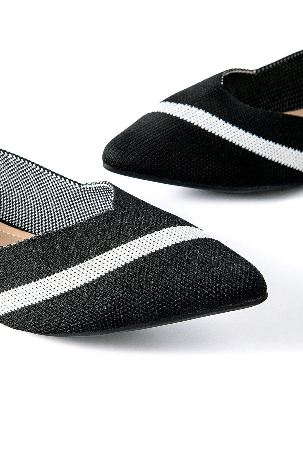 Détail bout pointu ballerine élégante cristal