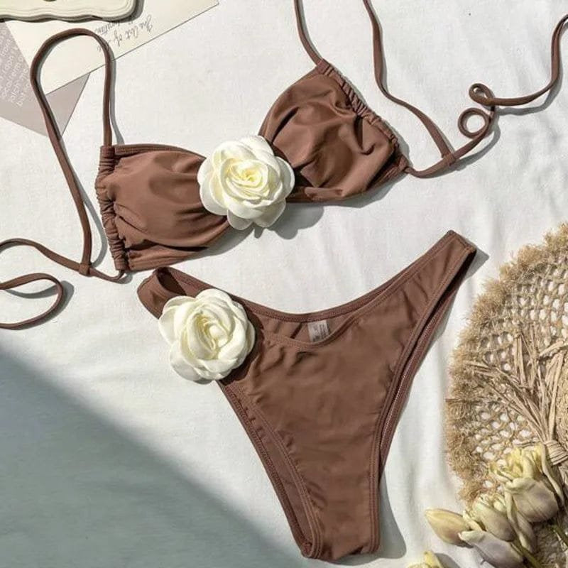Bikini brésilien marron avec fleur blanche soleil