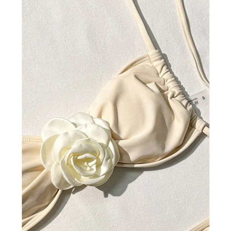 Bikini brésilien marron avec fleur blanche plage