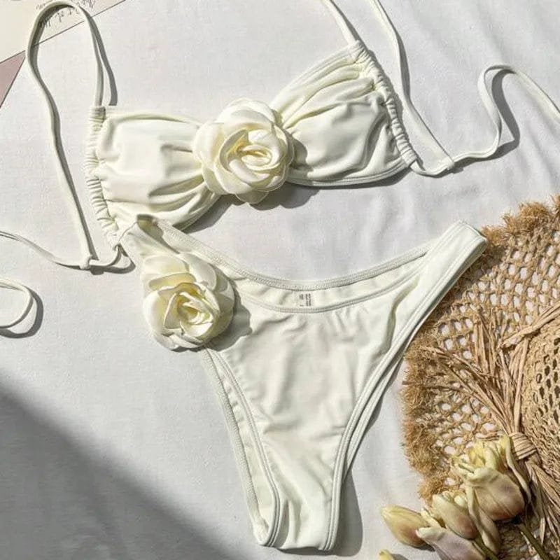 Bikini brésilien marron avec fleur blanche vague
