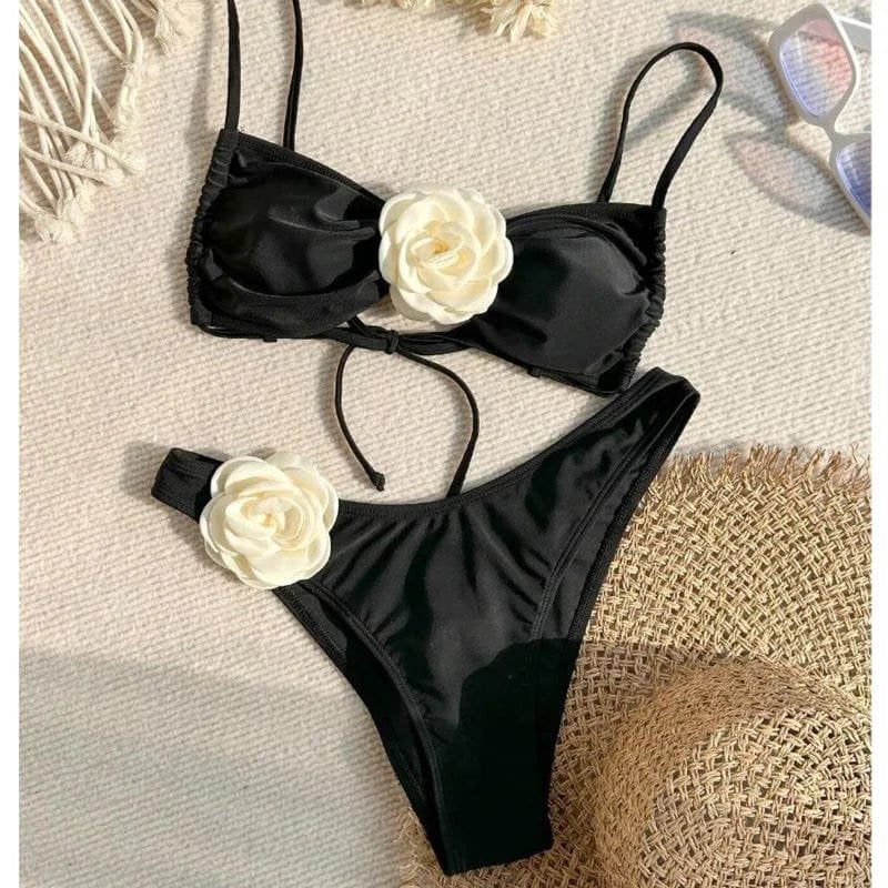 Bikini brésilien marron avec fleur blanche océan