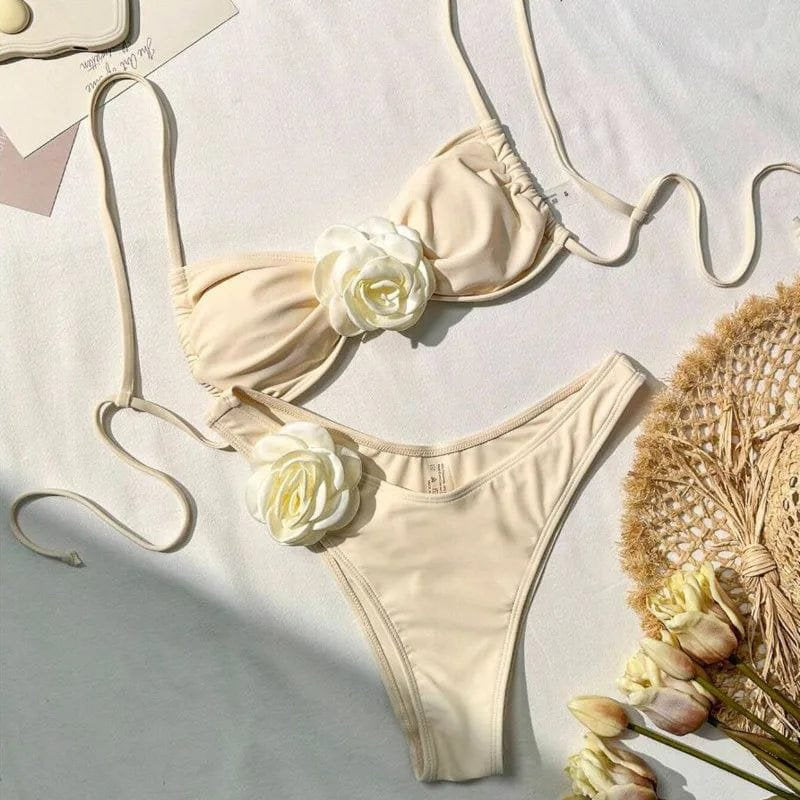 Bikini brésilien marron avec fleur blanche sable