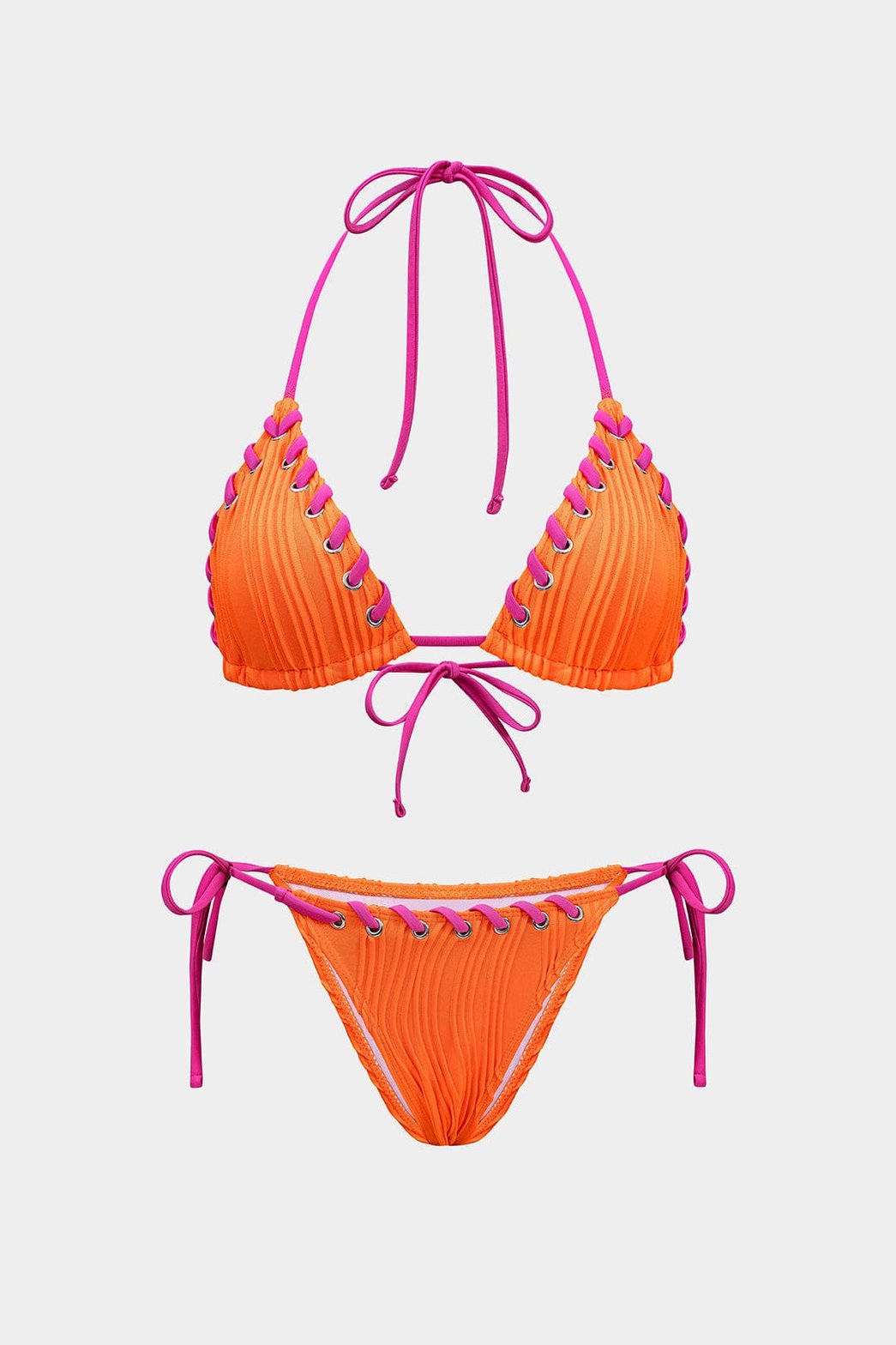 Bikini orange à lacets roses vue de face soleil