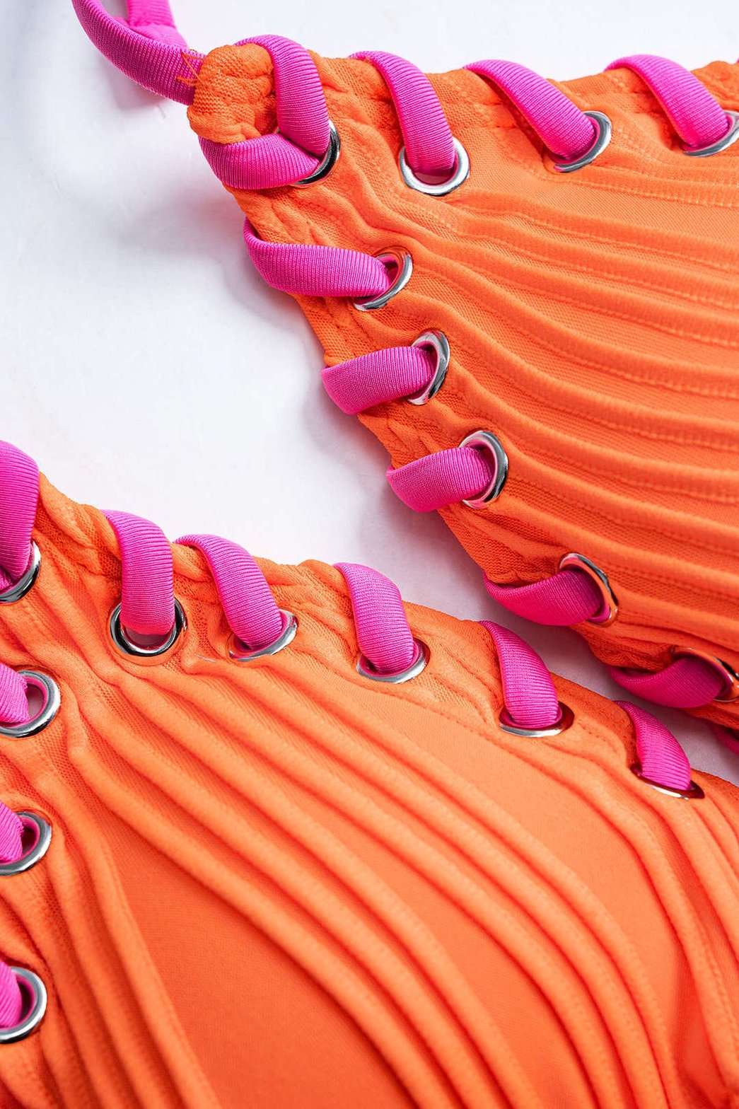 Bikini orange à lacets roses vue latérale plage